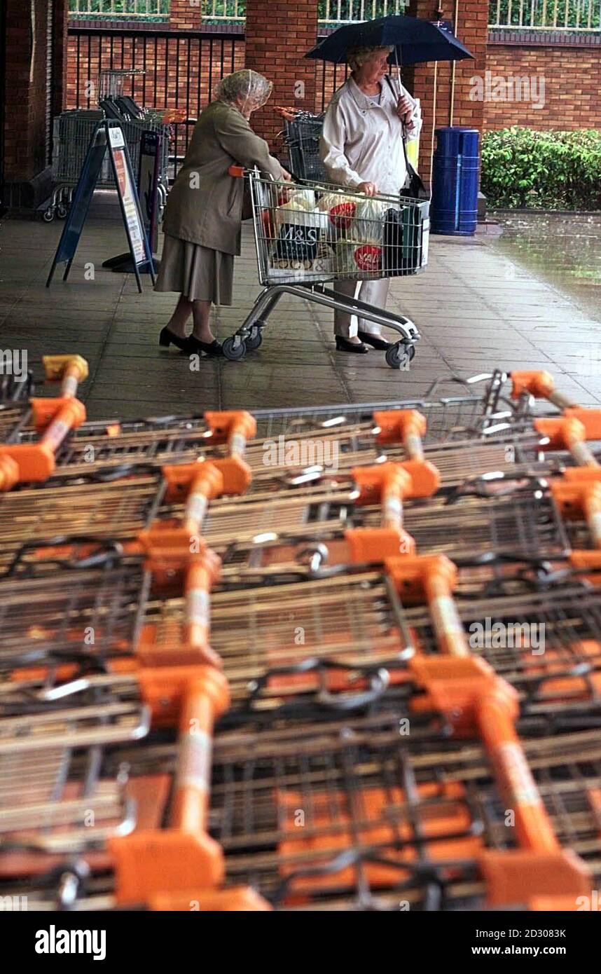 Sainsbury's Superstore a Liverpool, dove un annuncio di tagli di lavoro indica un crollo di popolarità per la ditta di giganti supermercato. Sainsbury è di asseire 1,100 posti di lavoro di gestione dopo aver rivelato la crescita lenta dei profitti. * la maggior parte dei negozi in tutto il paese sarebbero influenzati dai tagli. 23/11/99 il gigante guastato del supermercato J Sainsbury profitta 29.5% mentre il gruppo ha investito pesantemente per tenere i propri nelle guerre di deposito, ha detto. Sainsbury ha detto che il costo di sviluppo di campagne per aiutare a incrementare le vendite aveva trascinato verso il basso i profitti. Nel 28 i costi sono stati ridotti a 297 milioni di euro al lordo delle imposte Foto Stock