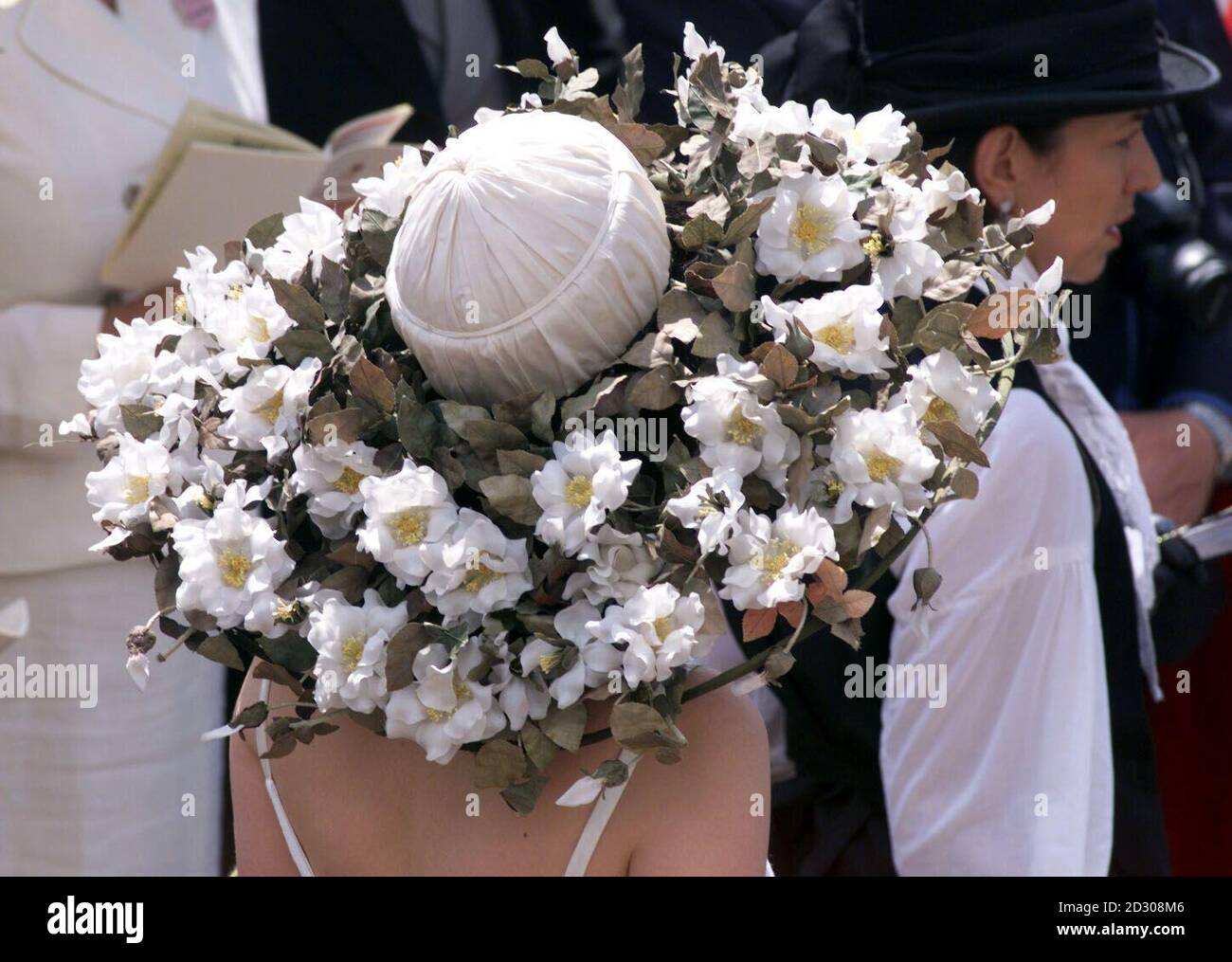 Una fan femminile indossa un cappello floreale dal design intricato, il primo giorno dell'annuale incontro Royal Ascot Horse Racing. Foto Stock