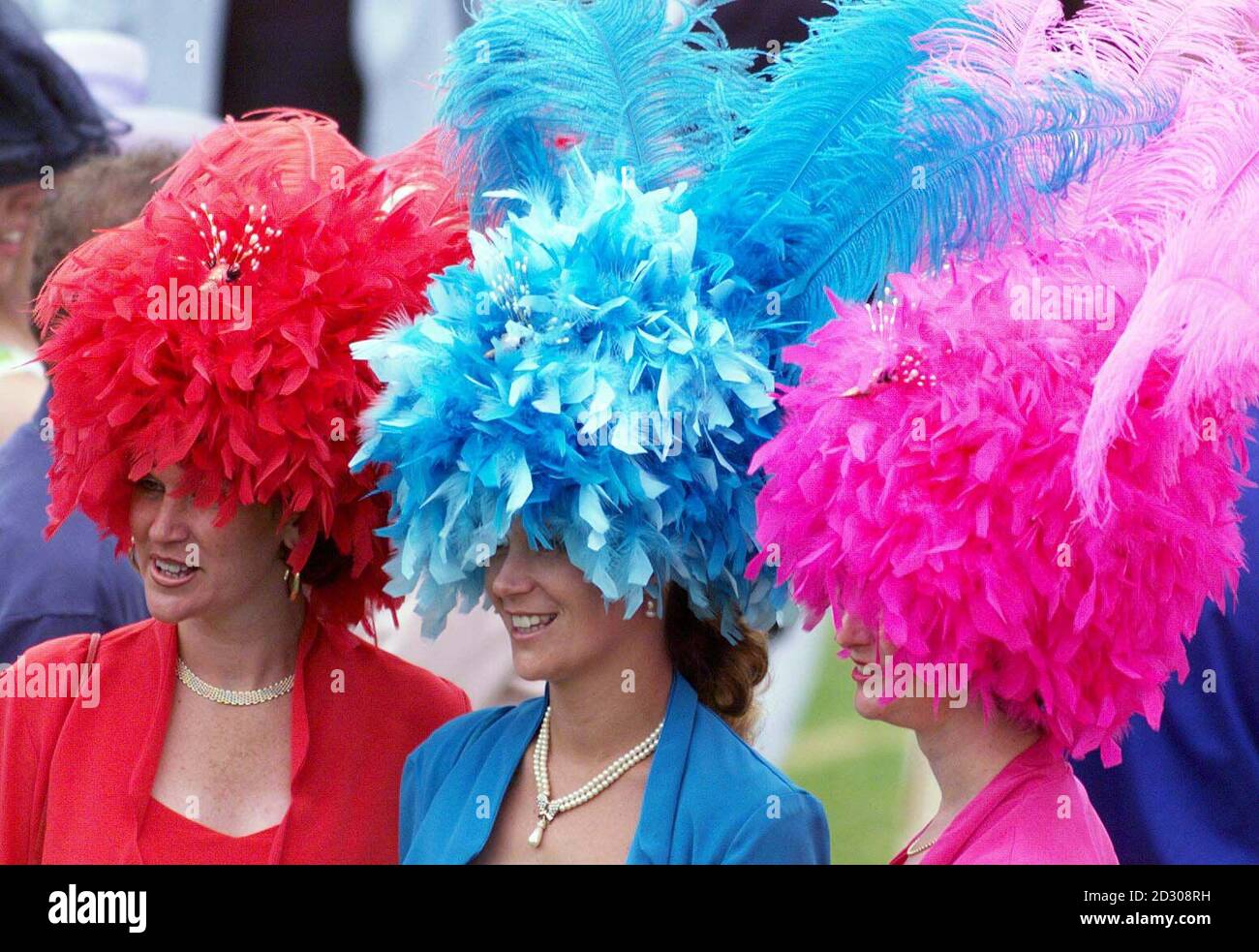 Il recinto Paddock è colorato durante il giorno delle Signore al Royal Ascot. La riunione annuale della gara è stata ben frequentata con donne che indossavano cappelli di ogni forma, colore, dimensione e stile. Foto Stock