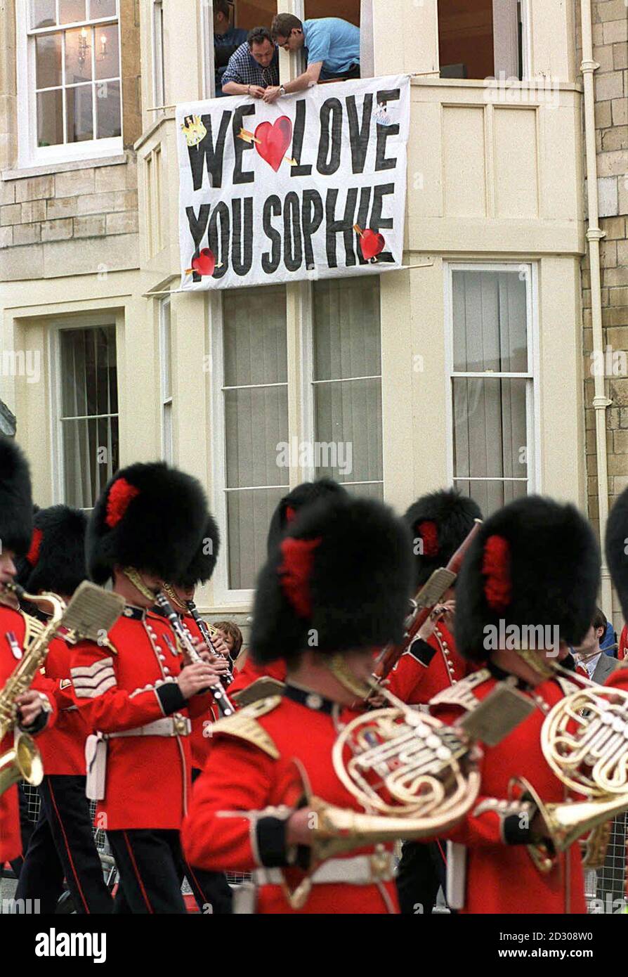 Gli onlooker rendono chiaro il loro messaggio mentre appendono un banner all'esterno di una casa vicino al Castello di Windsor, il giorno del matrimonio di Sophie Rhys-Jones e del Principe Edoardo, che ha ricevuto il titolo di conte di Wessex. Foto Stock