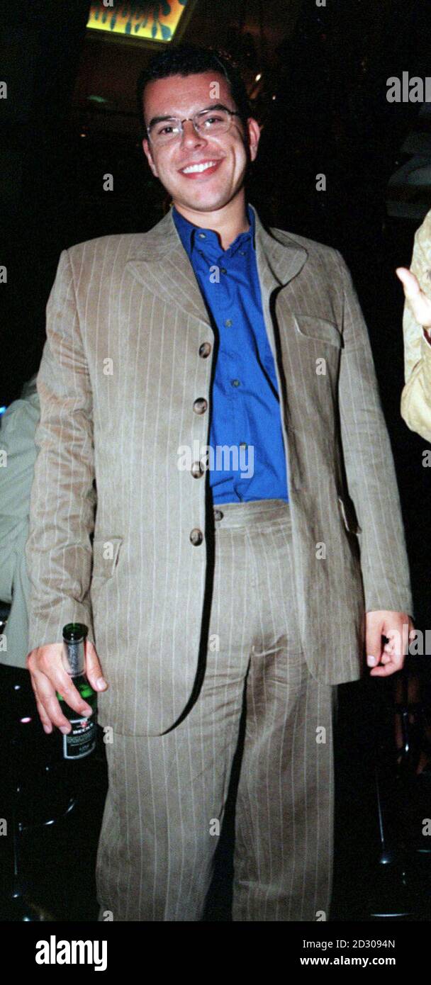 Andrew Lynford, che interpreta Simon Raymond nel sapone 'Eastenders', durante una festa alla Sound Republic a Leicester Square, Londra, dopo la notte di apertura del musical 'Doul Train'. Foto Stock