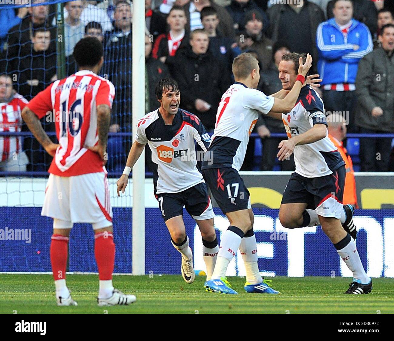 Kevin Davies di Bolton Wanderers (a destra) festeggia con il suo compagno di squadra Ivan Klasnic (seconda a destra) dopo aver segnato il gol di apertura della sua squadra Foto Stock