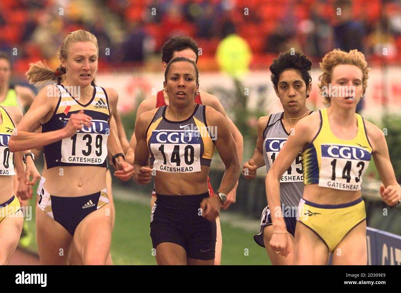 Kelly Holmes (al centro), gareggiando nella sua gara di ritorno, in azione durante la gara Women 1500m al CGU Gateshead Classic. Corre a fianco di Paula Radcliffe (a sinistra) e dietro l'eventuale vincitore della Polonia Lidia Chojecka. Holmes ha finito al terzo posto. Foto Stock