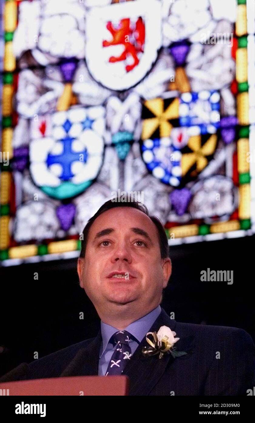 Il leader del Partito Nazionale Scozzese Alex Salmond si rivolge ai deputati del Parlamento Scozzese nella sala del Parlamento alla sua apertura ufficiale. La cerimonia ha segnato l'apertura ufficiale del primo Parlamento scozzese per oltre 300 anni. Foto Stock