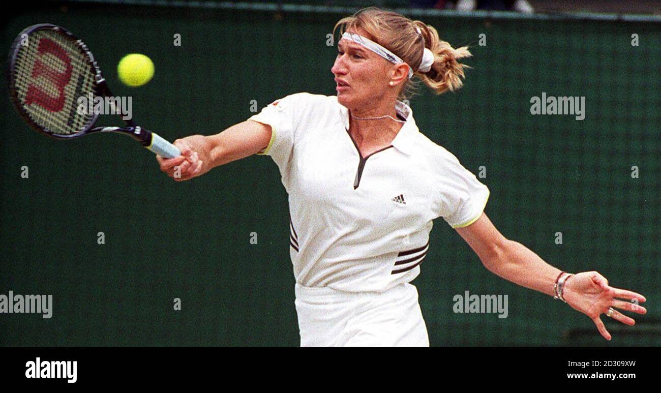 Nessun uso commerciale: Steffi Graf tedesco in azione contro Lindsay Davenport americano durante la finale dei Ladies' Singles a Wimbledon. Foto Stock