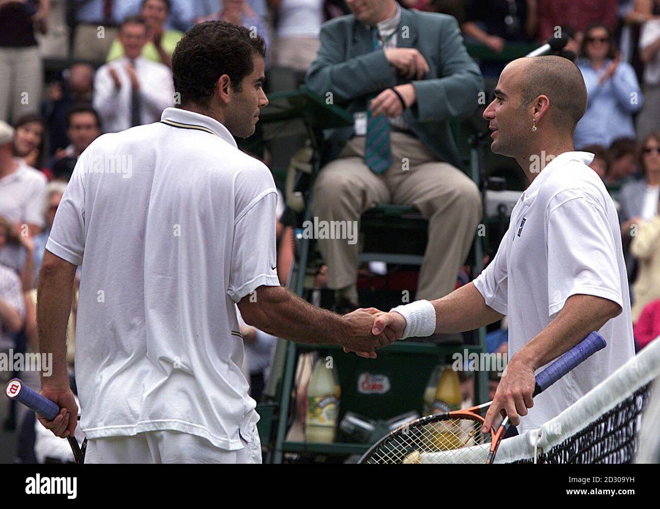 Nessun uso commerciale. L'America Pete Sampras (a sinistra) scuote le mani con Andre Agassi dopo che Sampras ha vinto il Men's Singles a Wimbledon. Sampras sconfisse Agassi 6-3 6-4 7-5. Foto Stock Nessun uso commerciale. L'America Pete Sampras (a sinistra) scuote le mani con Andre Agassi dopo che Sampras ha vinto il Men's Singles a Wimbledon. Sampras sconfisse Agassi 6-3 6-4 7-5. Foto Stock