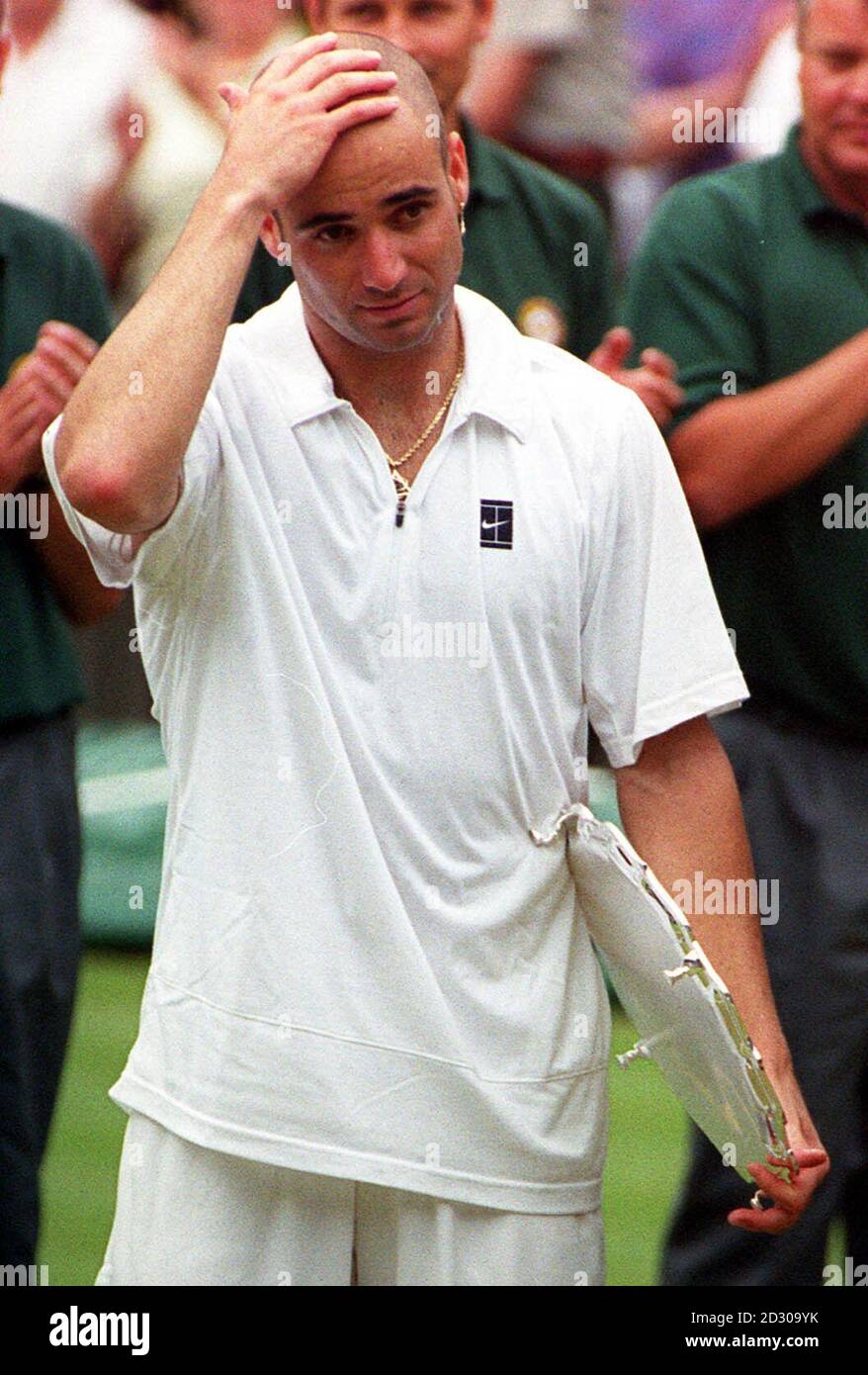 Nessun uso commerciale : Andre Agassi dell'America sembra sconvolto dopo aver perso la finale di Men's Singles al collega americano Pete Sampras a Wimbledon. Sampras sconfisse Agassi 6-3 6-4 7-5. Foto Stock Nessun uso commerciale : Andre Agassi dell'America sembra sconvolto dopo aver perso la finale di Men's Singles al collega americano Pete Sampras a Wimbledon. Sampras sconfisse Agassi 6-3 6-4 7-5. Foto Stock