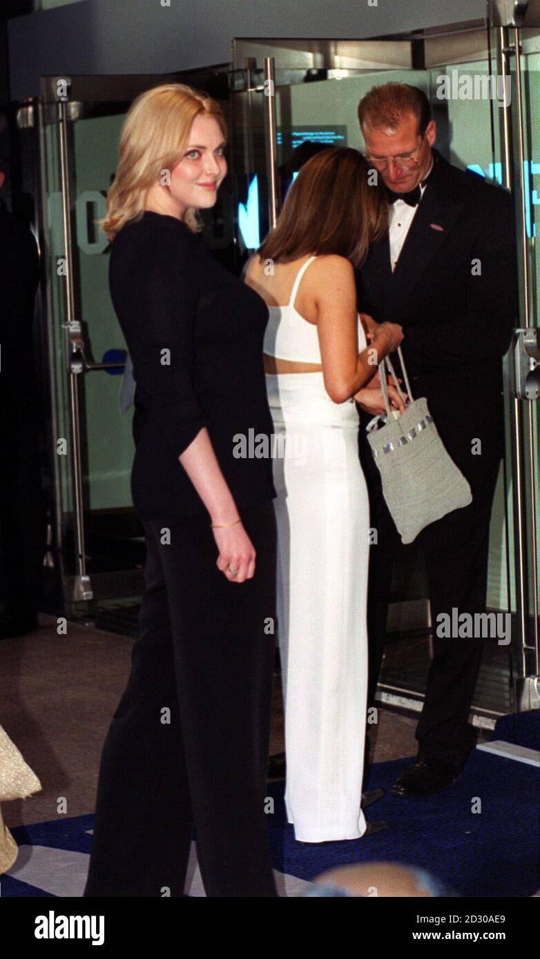 Il modello Sophie Dahl (L) arriva per la Royal Premiere of Star Wars: Episode 1, The Phantom Menace a Leicester Square, Londra. Foto Stock