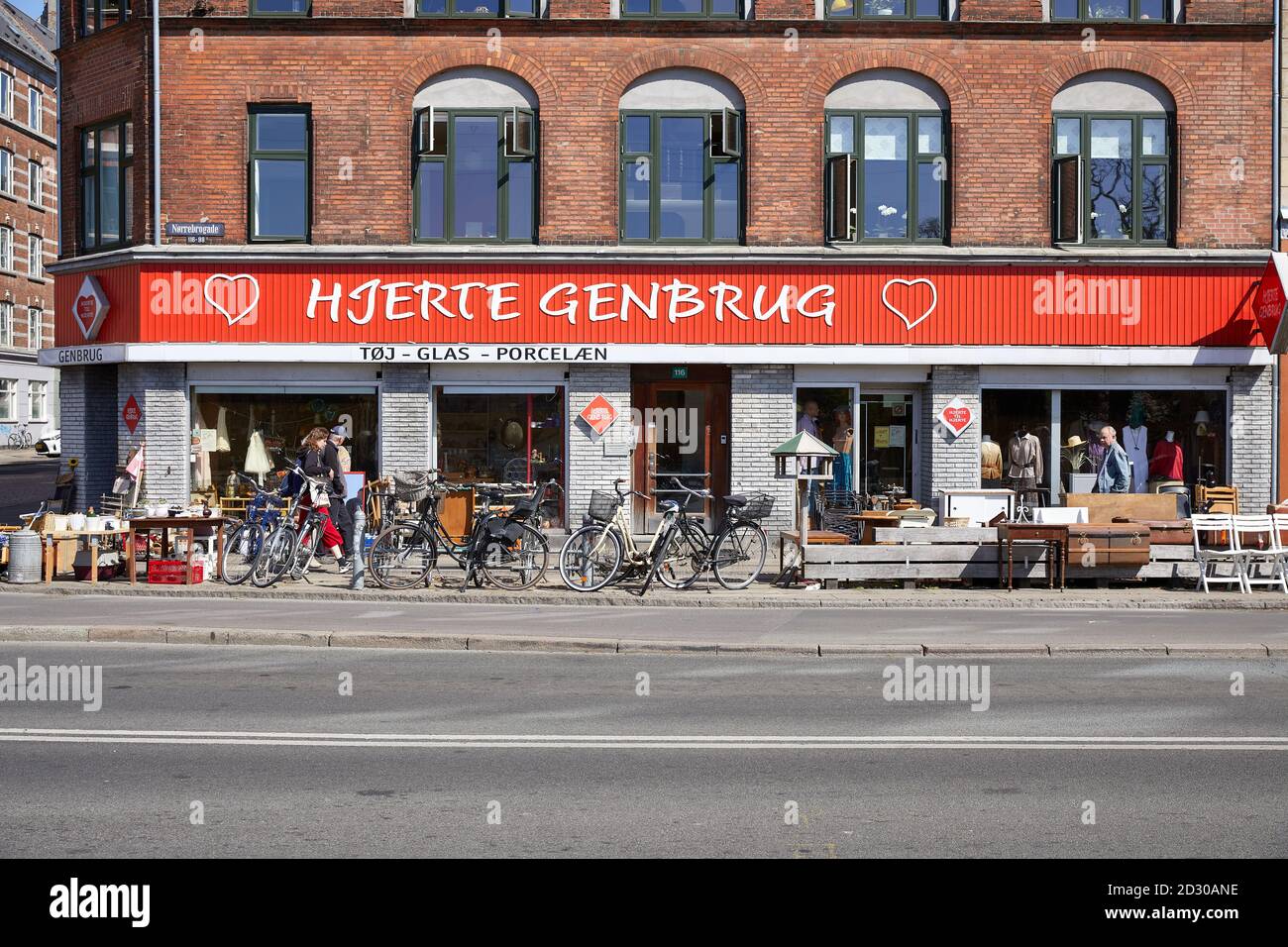 Hjerte Genbrug, Tøj - Glas – Porcelæn ('cuore seconda mano, vestiti – vetro – porcellana'), negozio di seconda mano a Nørrebrogade, Copenhagen, Danimarca Foto Stock