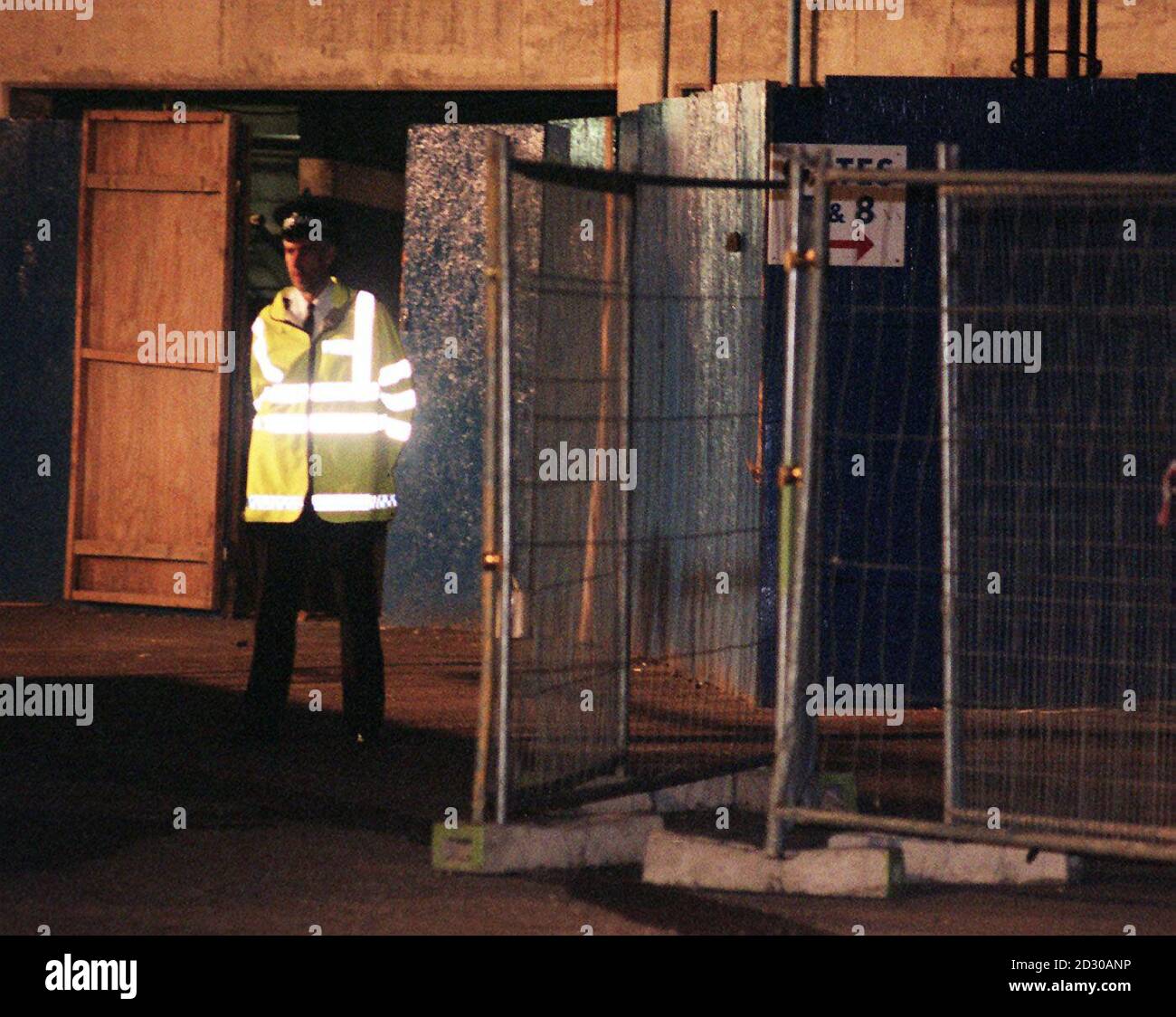 Un ufficiale di polizia in uniforme si trova all'ingresso del West Stand presso il Chelsea Football Clubs Stamford Bridge Ground. La polizia e i vigili del fuoco hanno risposto dopo un'esplosione e un incendio nello stadio ovest di Londra, dove hanno scoperto i resti di un corpo. Foto Stock