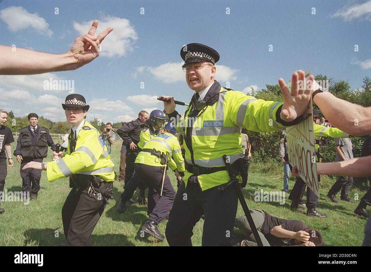 La polizia si scontra con i dimostranti, mentre più di 200 manifestanti sui diritti degli animali fanno un rally fuori dalla Shamrock Farm a Small Dole, vicino a Henfield, West Sussex, opponendosi all importazione da parte della fattoria di scimmie macaque in Gran Bretagna per essere utilizzate nei test medici. Foto Stock