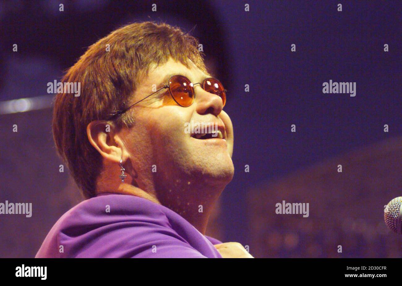 QUESTA FOTO DEVE ESSERE UTILIZZATA SOLO IN RELAZIONE A QUESTO EVENTO ENTRO I PROSSIMI 6 MESI. Elton John in concerto per la prima volta da quando ha un pacemaker cardiaco montato a Harewood House, Leeds. 16/04/02: Sir Elton John ha rivelato che ama suonare una bizzarra serie di giochi immaginari in cui le persone che odia sono uccisa, martedì 16 aprile 2002. Il cantante - il cui amico stretto Gianni Versace è stato sparato fuori dalla sua casa di Miami cinque anni fa - gioca il gioco di fantasia con gli amici. "Discutiamo di chi vogliamo uccidere. Abbiamo questo gioco chiamato abbattimento. È come un programma TV immaginario dove Foto Stock
