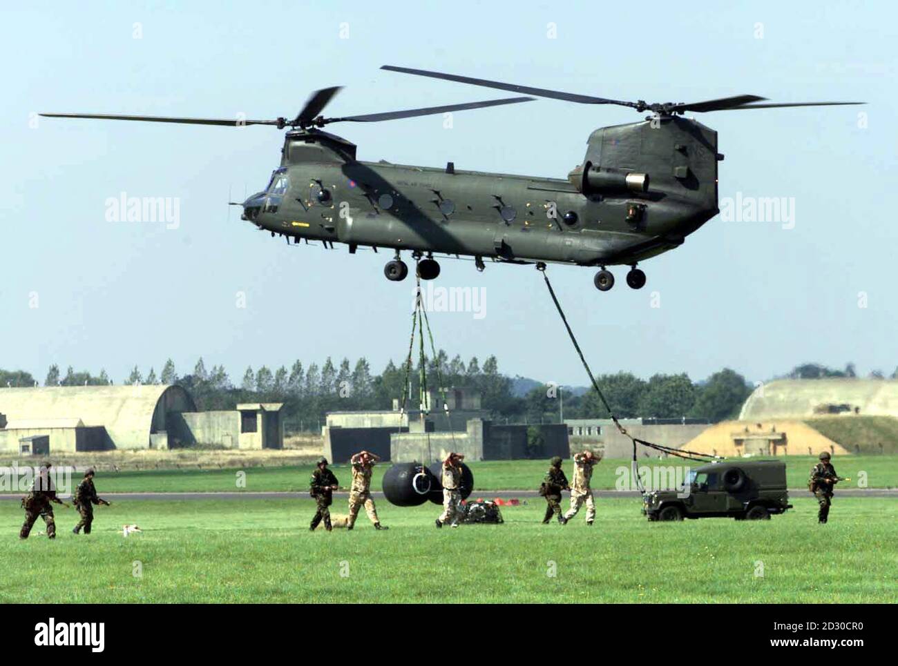 Parte della mostra aerea durante il lancio della sedicesima Brigata dell'assalto aereo, a RAF Wattisham, Suffolk. La manifestazione fu seguita dal Principe di Galles e da suo figlio, il Principe Guglielmo e Harry. * 15/8/01: I membri della Brigata dell'assalto aereo dovrebbero essere tra gli elementi in avanti di una forza NATO che potrebbe essere dispiegata in Macedonia, già nel fine settimana. Il Regno Unito potrebbe inviare 350 a 400 truppe in anticipo di una forza NATO di 3,500 soldati per sottolineare un accordo di pace nell'ex repubblica jugoslava e raccogliere armi dai ribelli etnici albanesi che hanno organizzato una rivolta di sei mesi Foto Stock