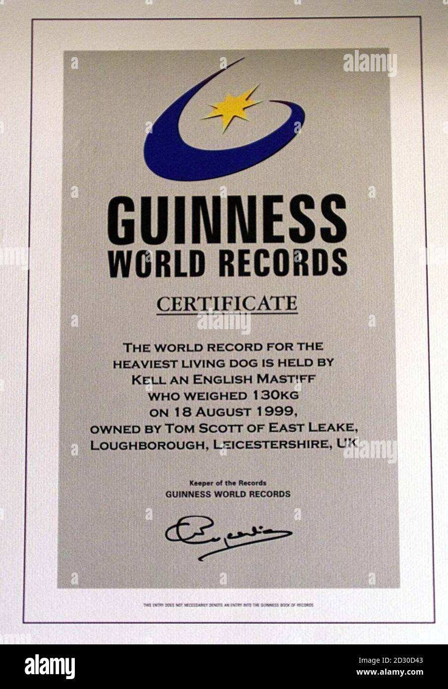 Il certificato del Guinness Book of Records che ha confermato che Kell the English Mastiff di East Leake, vicino a Nottingham, è il cane più pesante mai registrato a 20 lbs di pietra, e batte il precedente record detenuto da Murphy, da Gwent, da oltre una pietra. Foto Stock
