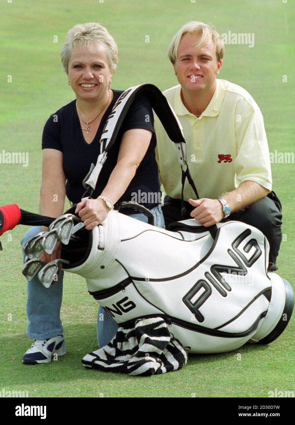 L'eroe della Walker Cup Graeme Storm, 21 anni, ha fatto la storia del golf quando si è schierato per la squadra vincitrice della Gran Bretagna e dell'Irlanda con sua madre Jane come caddie. Il golfista ha affondato il putt che ha vinto il trofeo contro una squadra forte degli Stati Uniti in Scozia. * il team ha vinto con un margine di vincita record. Foto Stock