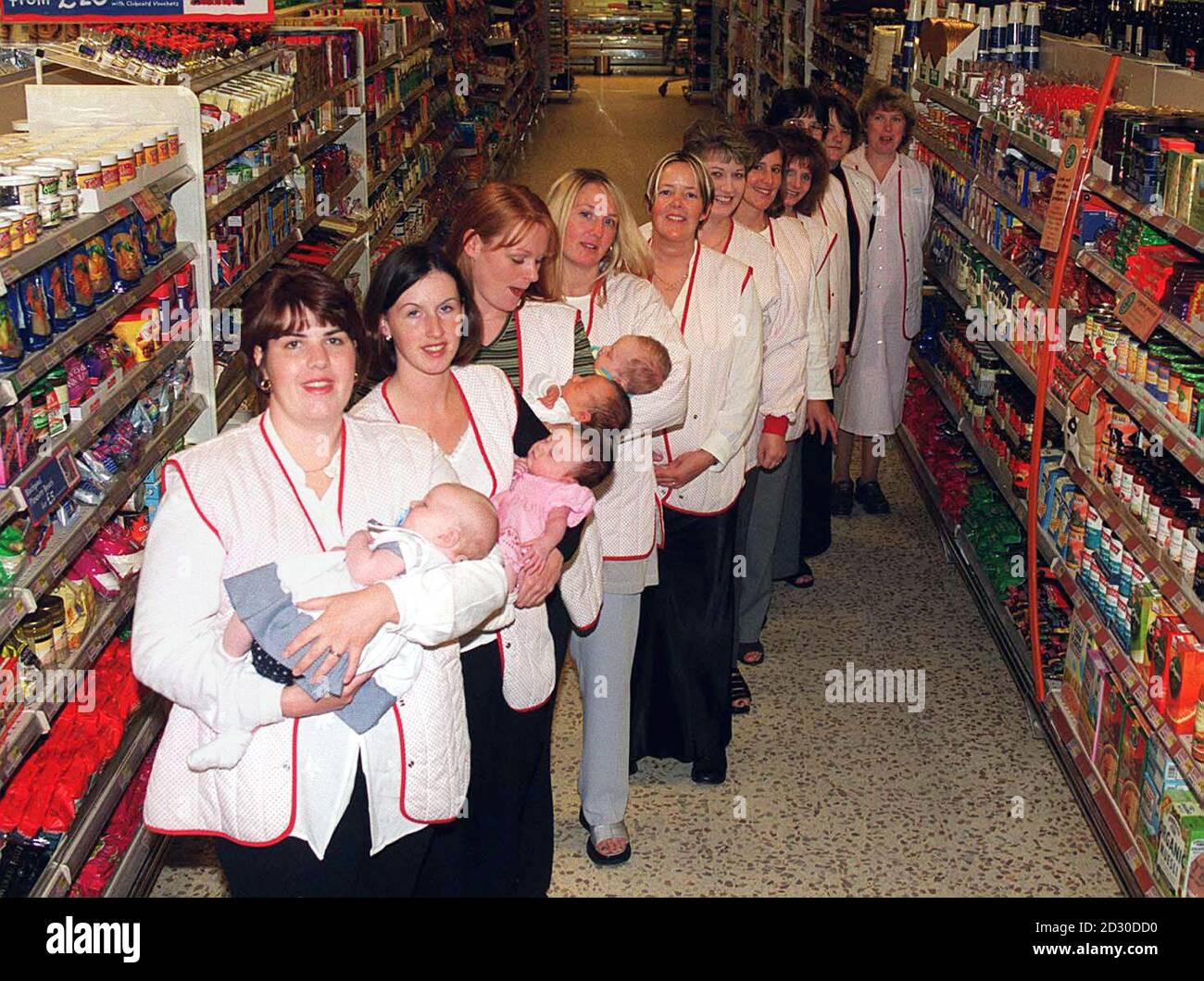 Undici dei dodici addetti alla cassa del supermercato Tesco a Bridlington, nello Yorkshire orientale, dove il personale femminile ha sperimentato un recente boom del bambino legato al numero 12. * negli ultimi 12 mesi una dozzina di donne che hanno lavorato fino al numero 12 sono tutte incinte. Cinque donne hanno già partorito e sette ora si aspettano. Nel baby club sono Deborah Sewell, Yvonne Burchall, Sharon Johnson, Helen Stokes, Amanda Hirst, Carolyn Baines, Emma Bramham, Deborah Johnson, Mandy Nicholson, Debbie Howarth, Lisa Brodie e Nicky Newby. Foto Stock