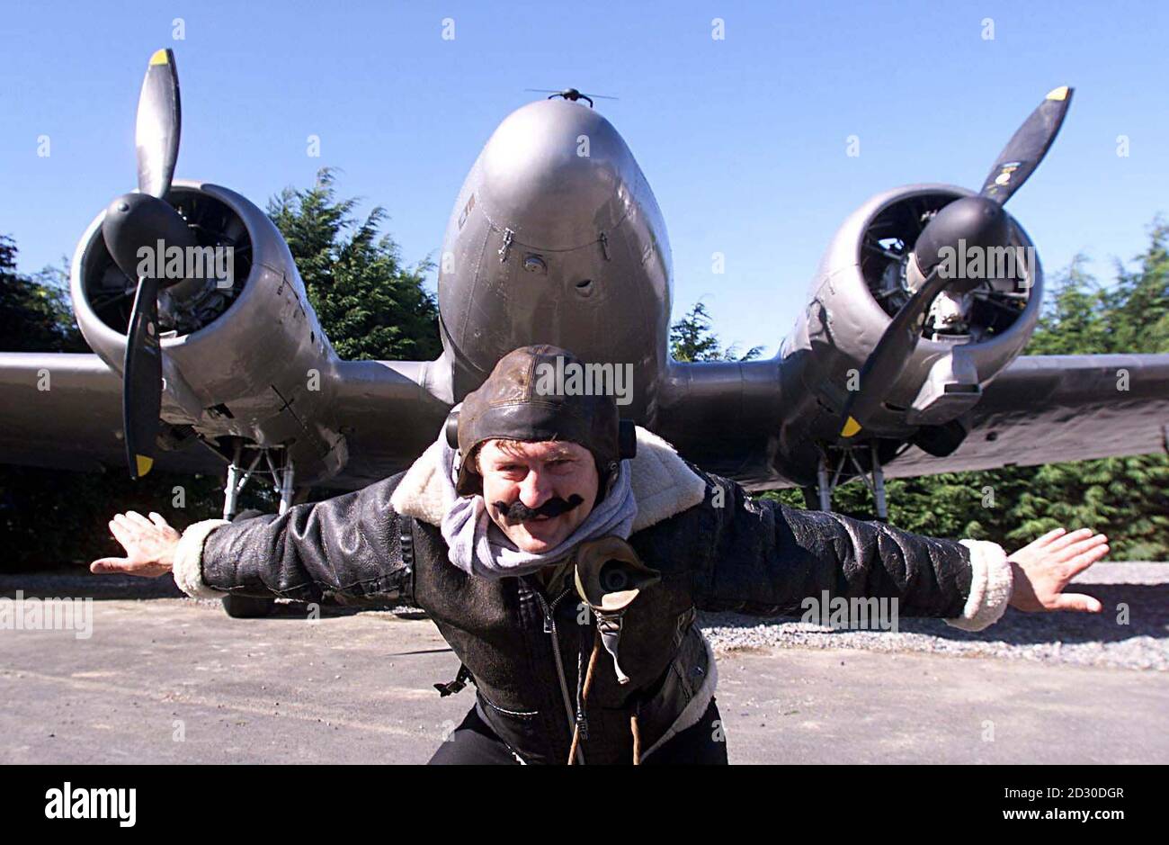 Attore Des Waddick di un Avro Anson - utilizzato durante la seconda guerra mondiale per avvistare sottomarini - al lancio di Air Spectacular 2000, presso l'Aerodromo Baldonnell, vicino a Dublino. Lo spettacolo aereo si terrà presso l'Aerodromo nel giugno 2000. Foto Stock