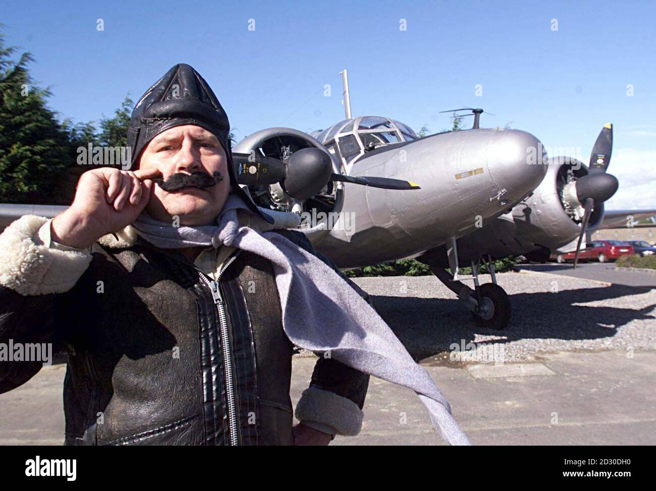 Attore Des Waddick di un Avro Anson - utilizzato durante la seconda guerra mondiale per avvistare sottomarini - al lancio di Air Spectacular 2000, presso l'Aerodromo Baldonnell, vicino a Dublino. La mostra aerea si terrà presso l'Aerodromo nel giugno del prossimo 2000. Foto Stock
