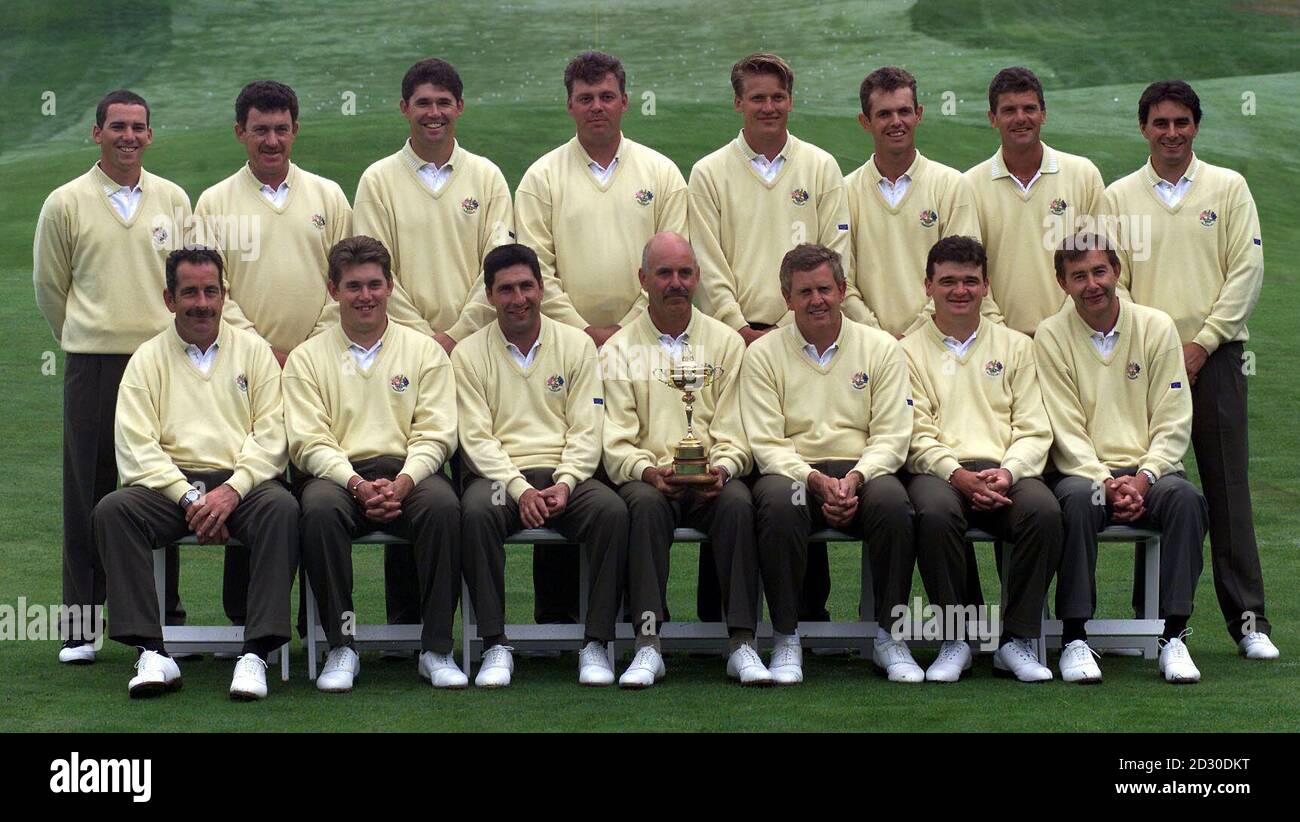 La squadra europea della Ryder Cup al Country Club, Brookline, Mass, USA. * (L-R) Back Row, Sergio Garcia, Miguel Angel Jimenez, Padraig Harrington, Darren Clarke, Jarmo Sandelin, Andrew Coltart, Jesper Parnevik, Jean Van de Velde, Front Row, Sam Torrance, (Vice Capitano), Jose Maria Olazabal, Mark James Vice, (Capitano), Colin-Brown, Laomerie, Paul-Montwrie. Foto Stock