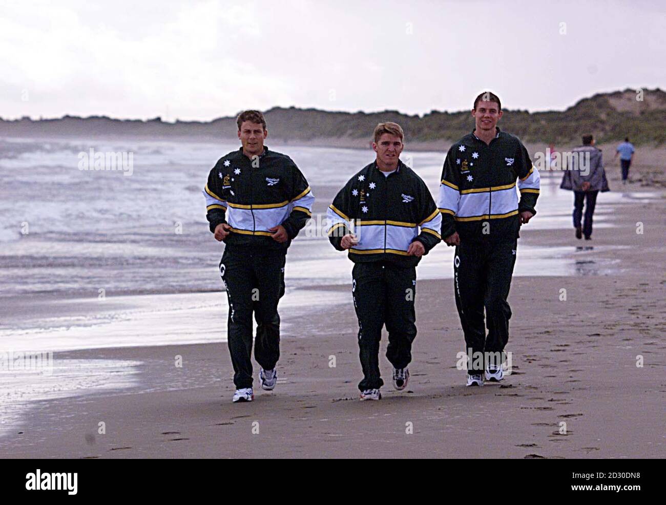 I membri della squadra australiana di Rugby World Cup (da sinistra a destra) Jason Little (ala), Tim Horan (fly-half) e Stephen Larkham (fly-half) sulla spiaggia di Portmarnock, sulla costa nord di Dublino. * la loro prima partita del torneo sarà contro la Romania a Belfast il 3 ottobre. Foto Stock