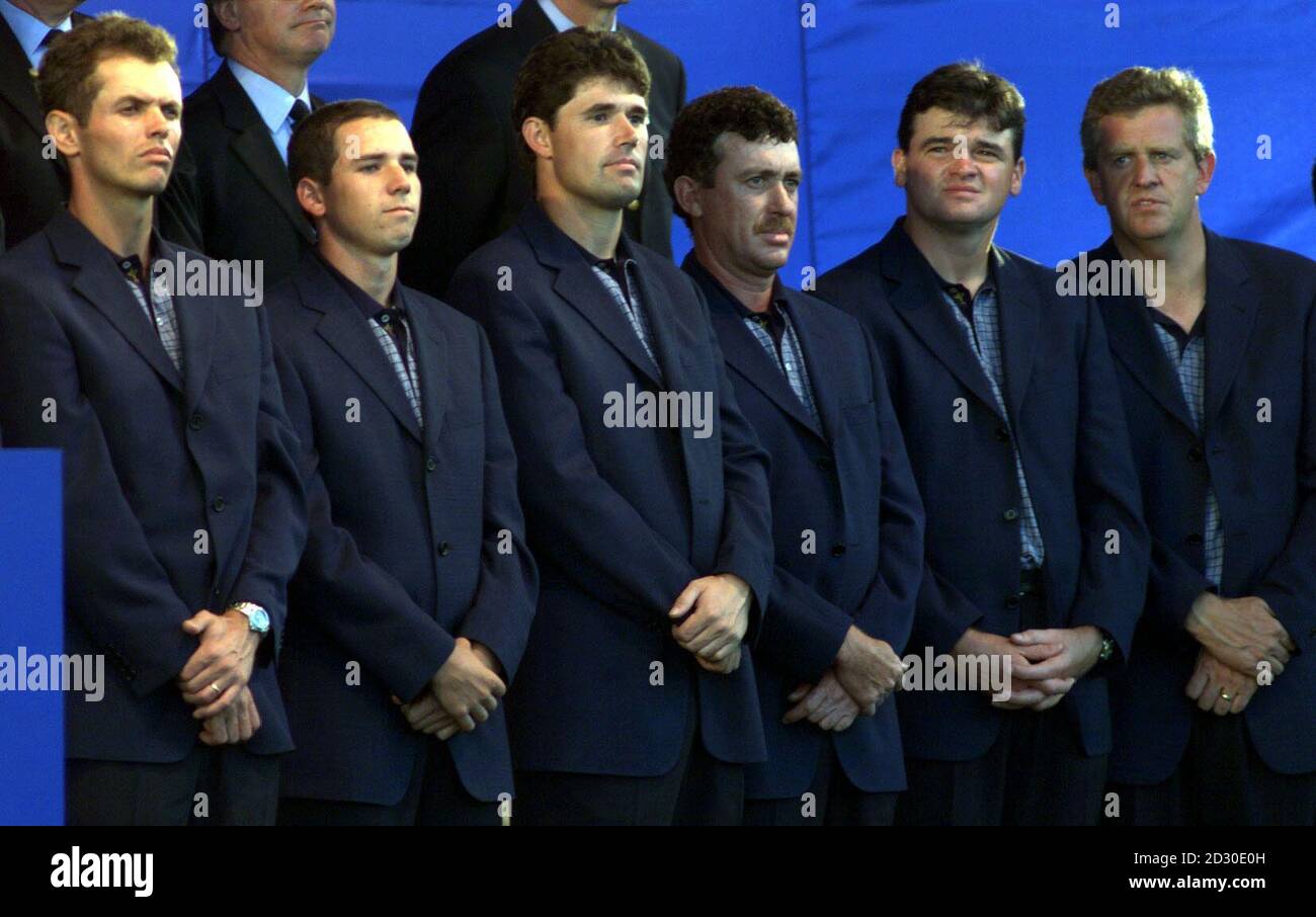 L-R: Andrew Coltart, Sergio Garcia, Padraig Harrington, Miguel Angel Jimenez, Paul Lawrie e Colin Montgomerie alla cerimonia di chiusura della Ryder Cup, al Country Club di Brookline, Massachusetts, dopo che gli Stati Uniti hanno sconfitto l'Europa quattordici e mezzo a tredici e mezzo. Foto Stock