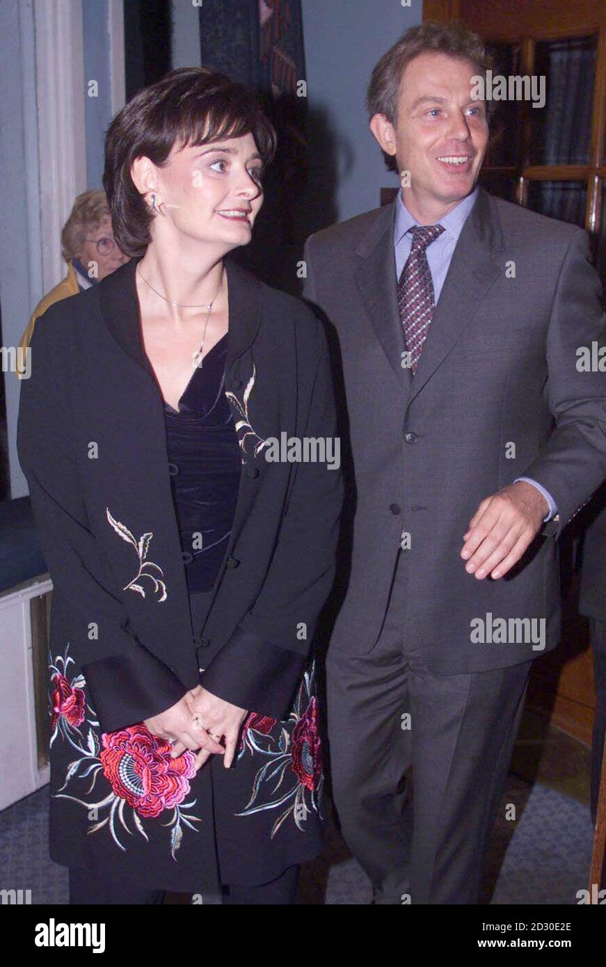 Il primo ministro Tony Blair e sua moglie Cherie arrivano al Royal Bath Hotel di Bournemouth per un ricevimento. Foto Stock