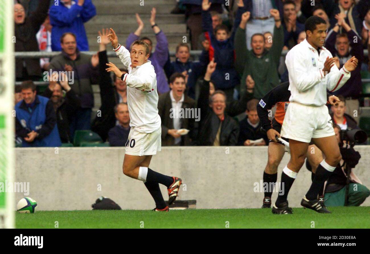 L'inglese Jonny Wilkinson (L) segna una prova per l'Inghilterra durante la partita del gruppo B della Coppa del mondo di rugby contro l'Italia a Twickenham. Wilkinson ha stabilito un nuovo record di punti in Inghilterra mentre gli uomini di Martin Johnson hanno aperto la loro campagna con una demolizione di 8-try dell'Italia. * Punteggio finale Inghilterra 67 Italia 7. Foto Stock