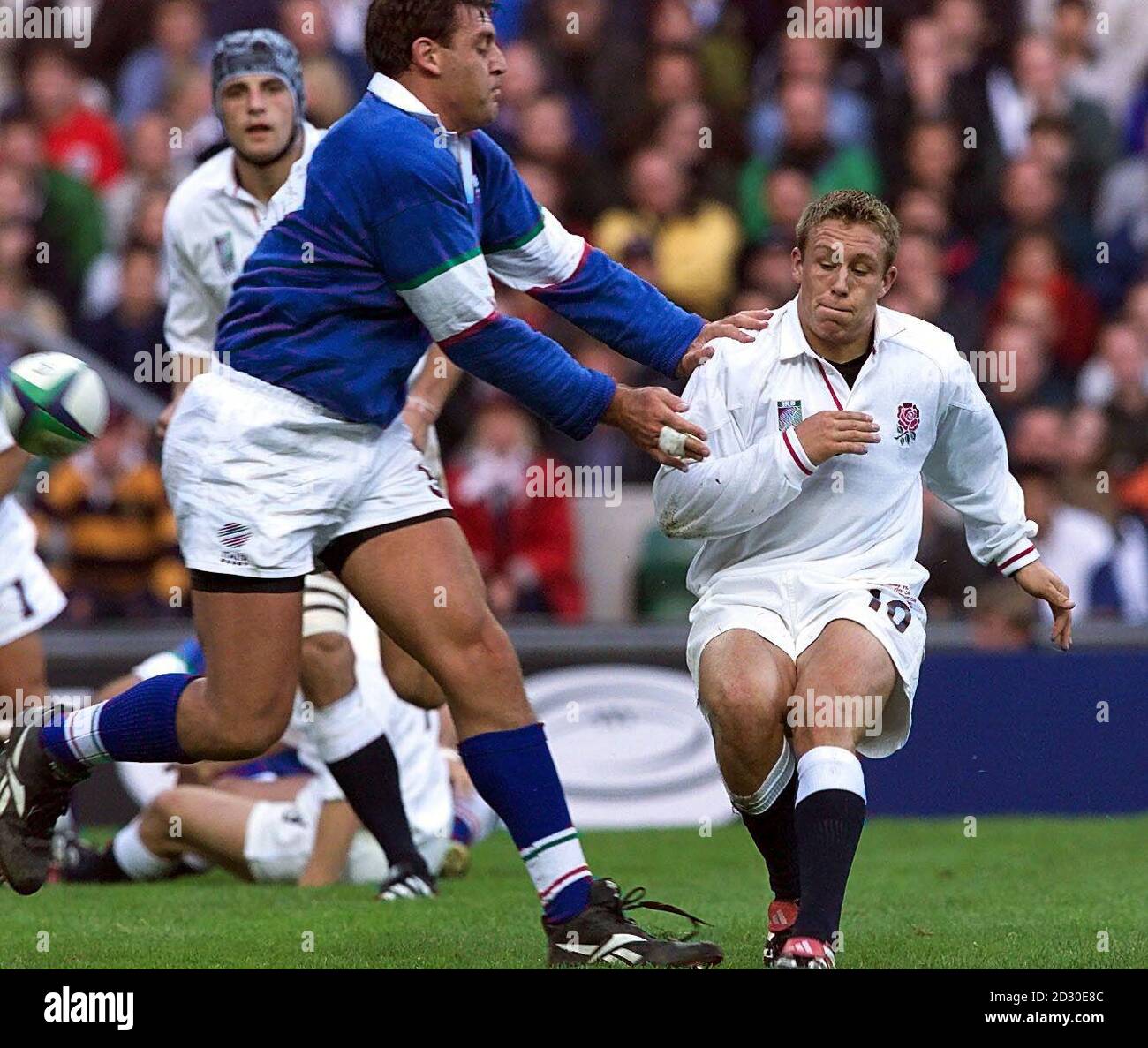 La Jonny Wilkinson inglese è chiusa dalla linea di ritorno italiana durante la partita di Rugby World Cup gruppo B contro l'Italia a Twickenham. Wilkinson ha stabilito un nuovo record di punti in Inghilterra mentre gli uomini di Martin Johnson hanno aperto la loro campagna con una demolizione di 8-try dell'Italia. * Punteggio finale Inghilterra 67 Italia 7. Foto Stock