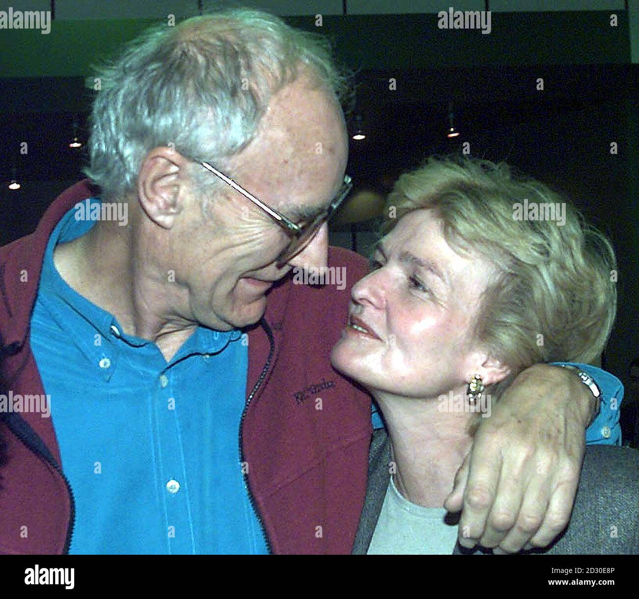 Il presentatore televisivo Peter Snow all'aeroporto di Heathrow quando è stato incontrato dalla moglie Ann dopo essere arrivato da Seattle, Stati Uniti. Il sig. Snow, 61 anni, è tornato negli Stati Uniti dopo che l'aereo De Havilland Beaver in cui stava filmando i filmati per una relazione si è schiantato. * il film riguardava le zone di eartrhquake per il mondo di Tomorrow di BBC1. L'aereo si è schiantato in alberi appena ad ovest di Seattle, Stati Uniti. Foto Stock