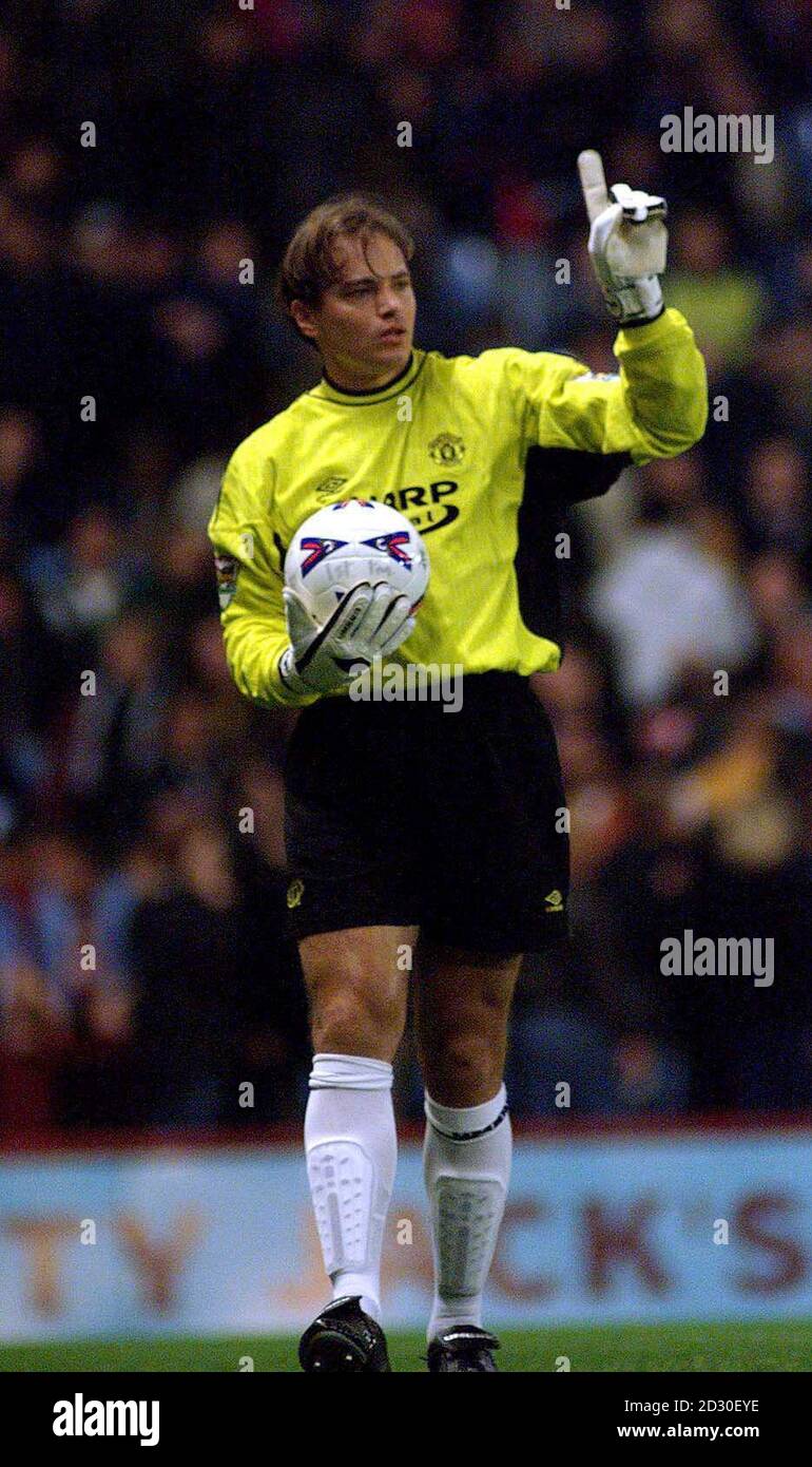 Questa immagine può essere utilizzata solo nel contesto di una funzione editoriale. Mark Brosnich del Manchester United durante il terzo round della Worthington Cup a Villa Park. Aston Villa sconfisse Manchester United 3-0. 18/1/2001: Mark Brosnich, che ha portato a termine i suoi lunghi problemi a Manchester United e ha firmato per Chelsea con un trasferimento gratuito. L'ex custode Aston Villa è stato rilasciato da United oggi, dopo essere stato lasciato fuori dalla prima squadra per la maggior parte della stagione. Chelsea ha immediatamente aggiunto il 29-year-old australiano internazionale ai loro ranghi su a. Foto Stock