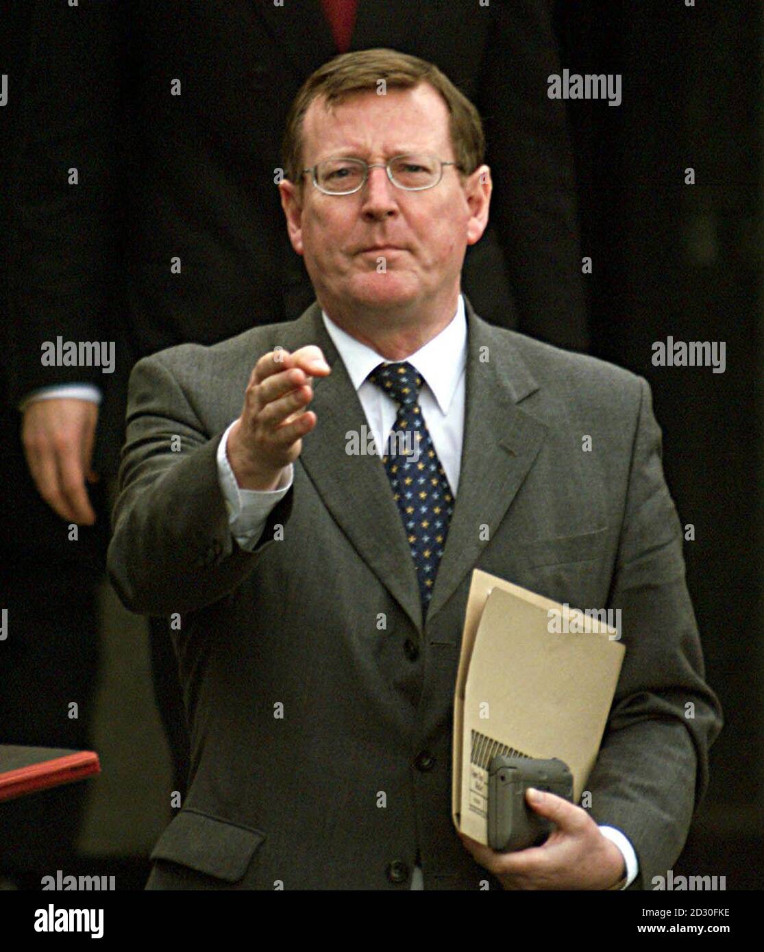 David Trimble, leader unionista dell'Ulster, parla a Castle Buildings, Belfast, dove continua la recensione di Mitchell sull'accordo del Venerdì Santo. Foto Stock