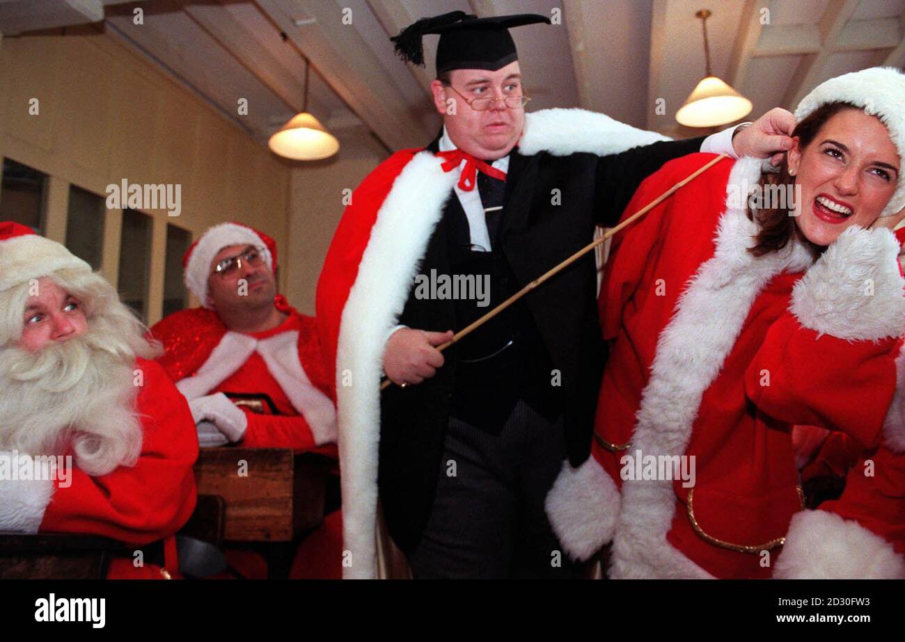 Clifford Hume, il padre più esperto di Natale del Ministero del divertimento, vestito come insegnante principale, studentessa di discipline Santa Kate Cotting (R) mentre ha condotto le lezioni e le prove per una giornata aperta della scuola di Santa, tenuto in una vera classe nell'East End di Londra. * il giorno aperto ha offerto un'opportunità esclusiva per scoprire esattamente ciò che rende perfetto il Natale del Padre. Foto Stock