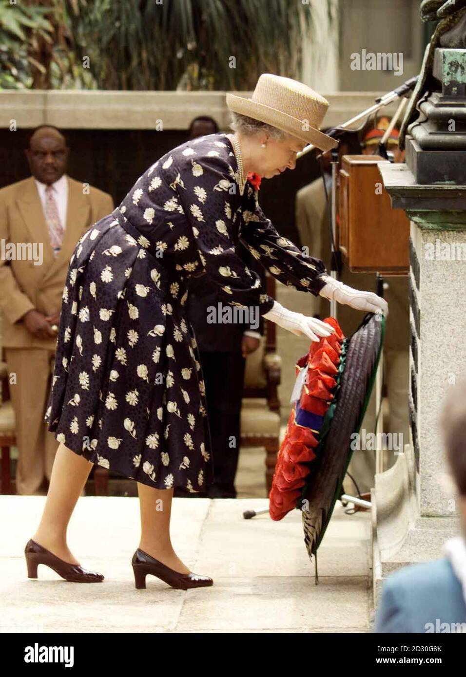SUD AFRICA FUORI: La regina depone una corona ad un cenotafio a Durban, Sudafrica, durante un servizio di memoria. Foto Stock