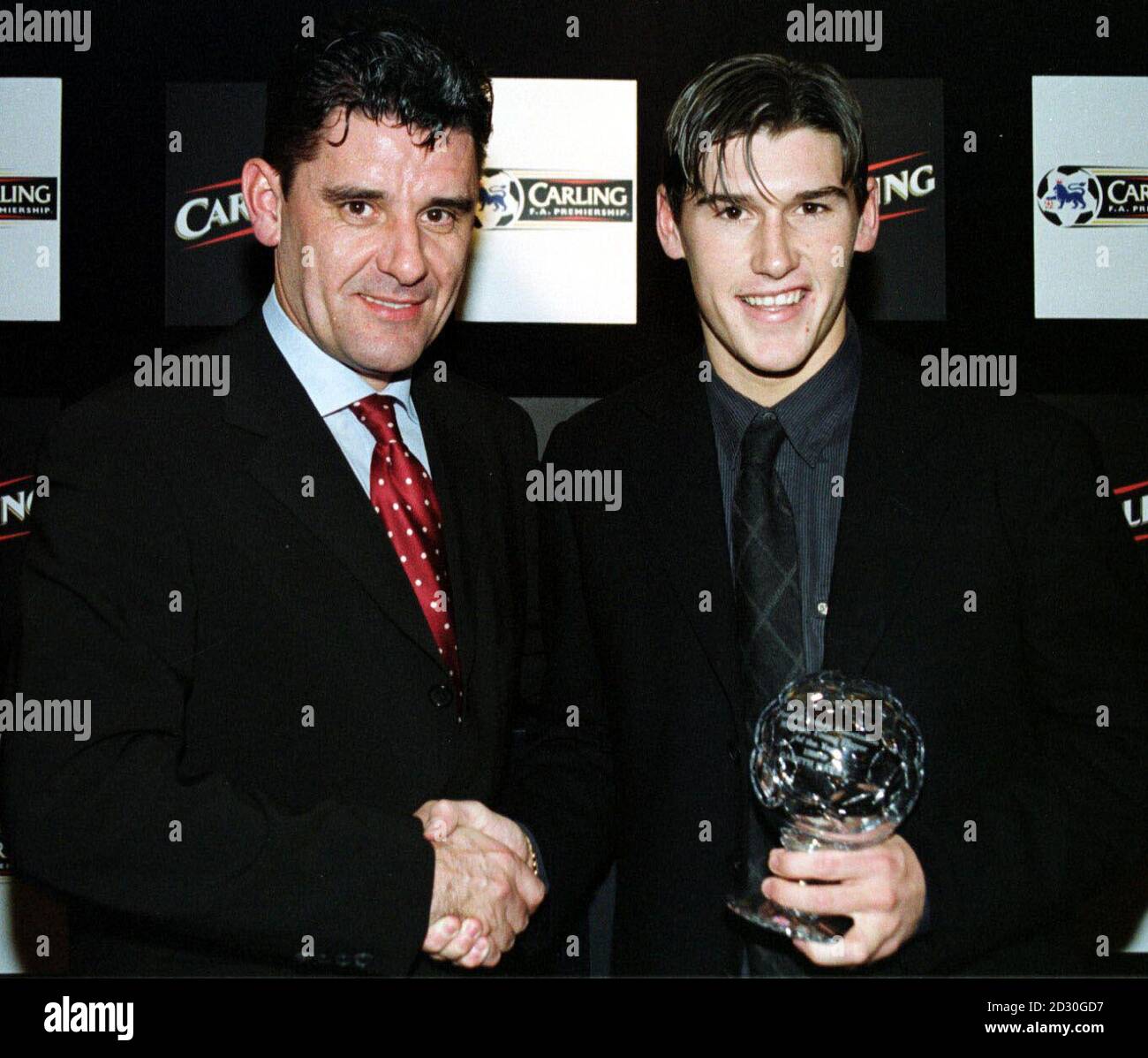 John Gregory (L), direttore dell'Aston Villa, si congratula con Gareth Barry, dopo aver ricevuto il premio Midlands Young Player of the Year dalla Football Writers Association di Birmingham. *17/2/00: L'allenatore inglese Kevin Keegan ha richiamato per la prima volta il centrocampista Steven Gerrard di Barry e Liverpool per la prima volta all'estero del prossimo mercoledì contro l'Argentina a Wembley. Foto Stock