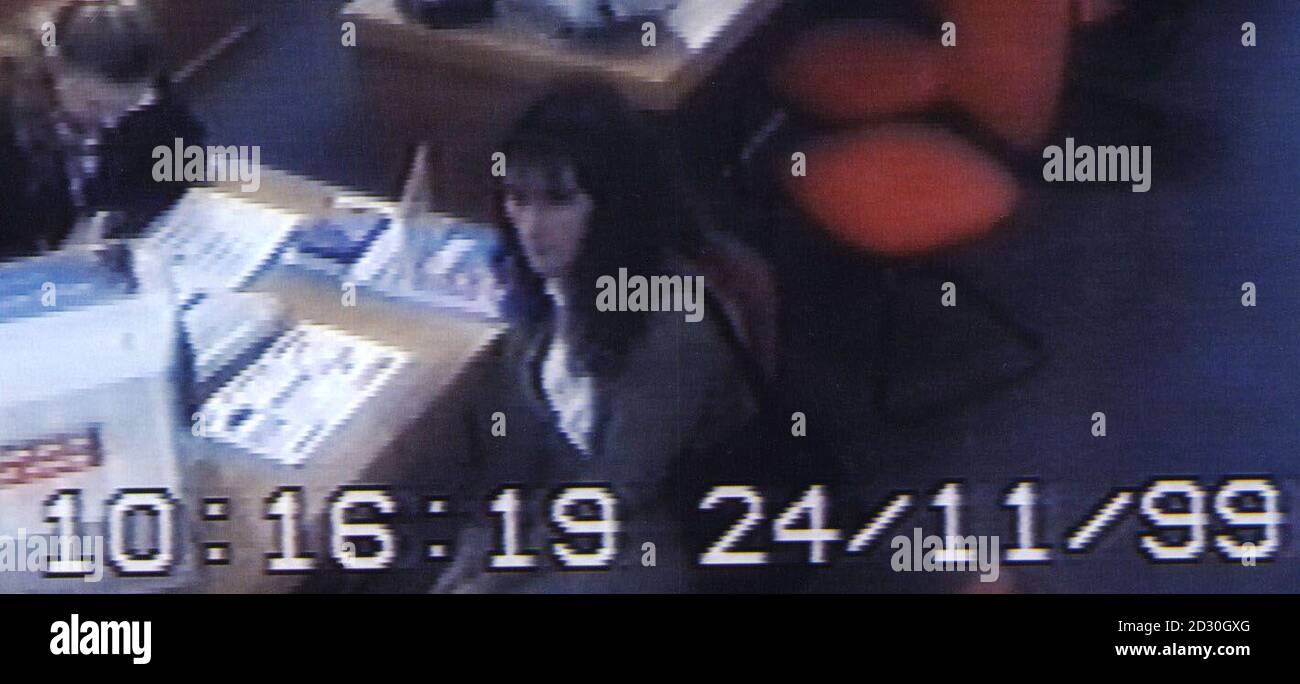 Immagine CCTV datata 24.11.99 di Susan Kent, 33, che è stato trovato brutalmente assassinato nella sua casa a Gillingham, Kent da sua madre giovedì scorso. La famiglia della madre-di-due Lunedi 29 novembre 1999, ha fatto un appello appassionato per aiutare a prendere il suo killer. *suo cognato, il sovrintendente Tony Thompson, che lavora per la British Transport Police a Londra, ha detto a nome della famiglia: "Implorerei chiunque abbia informazioni, per quanto piccole, di venire avanti". Chiunque sia in possesso di informazioni può accedere alla stanza degli incidenti della polizia di Hempstead su 01622 654321 o Crimestoppers su 0800 555111. Foto Stock