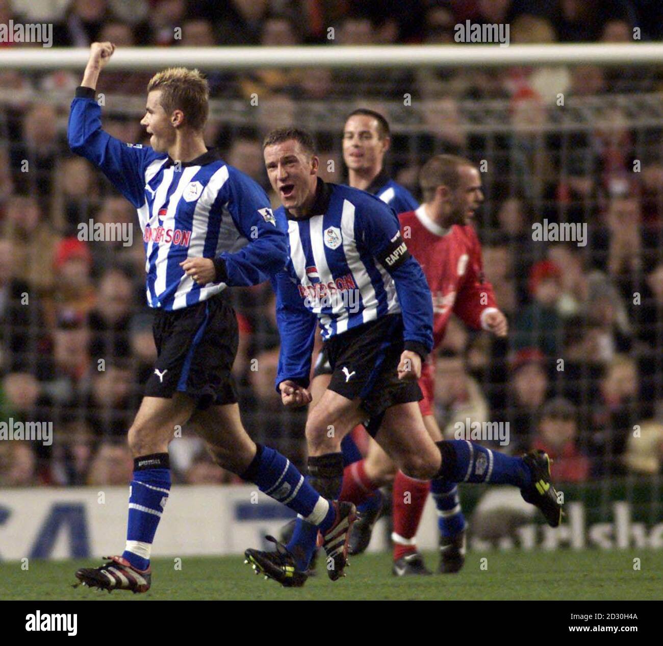 Questa immagine può essere utilizzata solo nel contesto di una funzione editoriale. Il mercoledì di Sheffield, Niclas Alexanderson, celebra la messa in campo della sua squadra 1 contro Liverpool durante una partita di football della fa Premiership che si tiene ad Anfield, Liverpool. Foto Stock