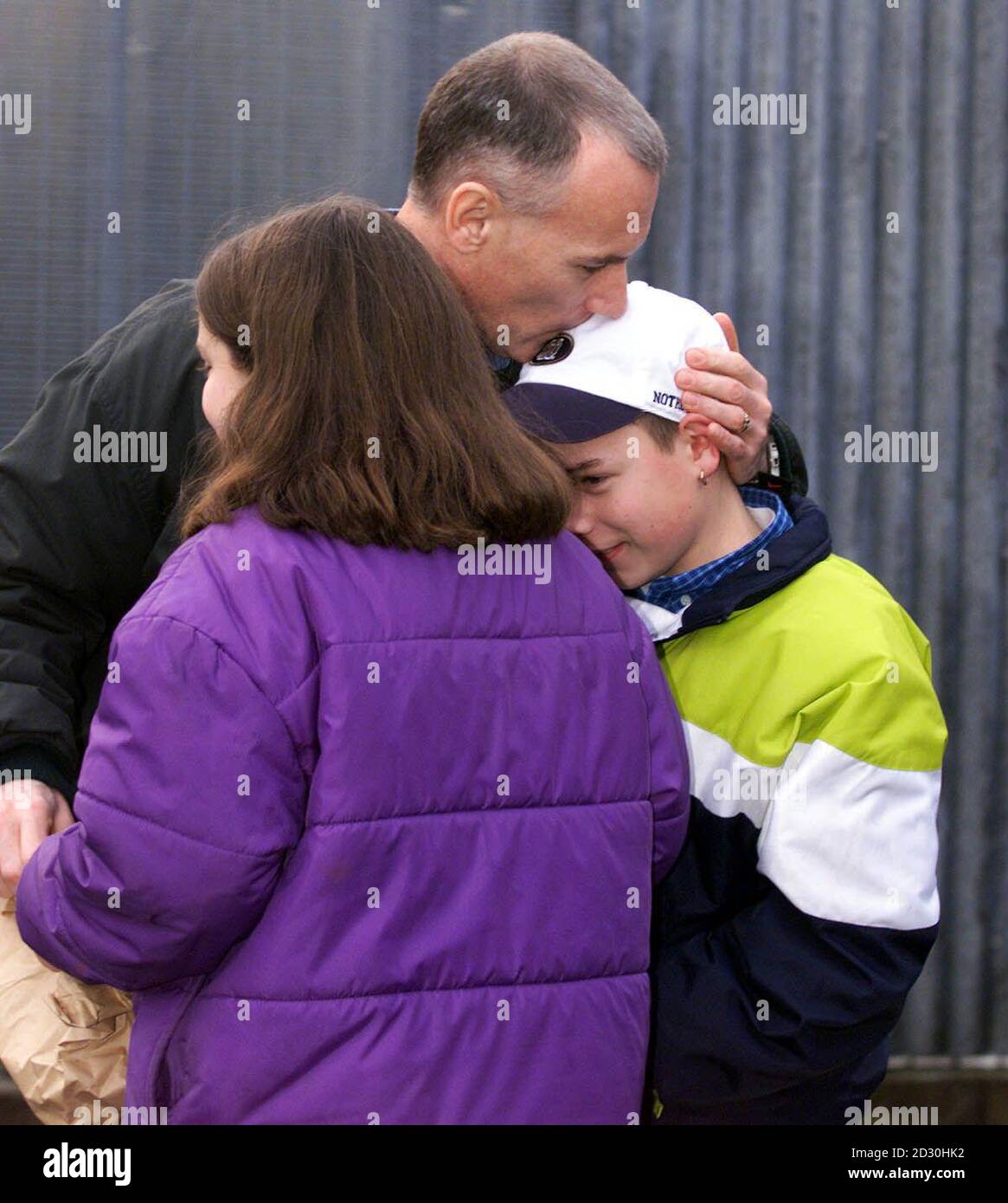 L'ex comandante dell'IRA Padraic Wilson abbraccia la figlia Yvonne (giacca viola) e il figlio Donal, dopo aver camminato libero dalla prigione di Maze a Belfast ai sensi dell'accordo del Venerdì Santo. * Wilson ha svolto un ruolo vitale nel convincere i compagni di prigionia a sostenere il processo di pace ed è stato ribaltato per rappresentare l'IRA nelle trattative di smantellamento. Foto Stock