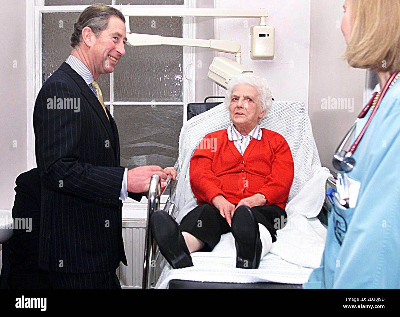 Il Principe del Galles visita le sale d'esame del Dipartimento per gli incidenti e le emergenze durante la sua visita all'Infermeria reale di Edimburgo. Foto Stock