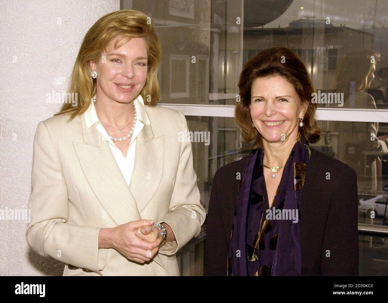 Regina Noor di Giordania (R) e Regina Silvia di Svezia, al forum internazionale sulla droga. All'evento organizzato dalla Fondazione Mentor, partecipano oltre 50 paesi, per discutere i modi più efficaci per combattere l'abuso di droghe. Foto Stock