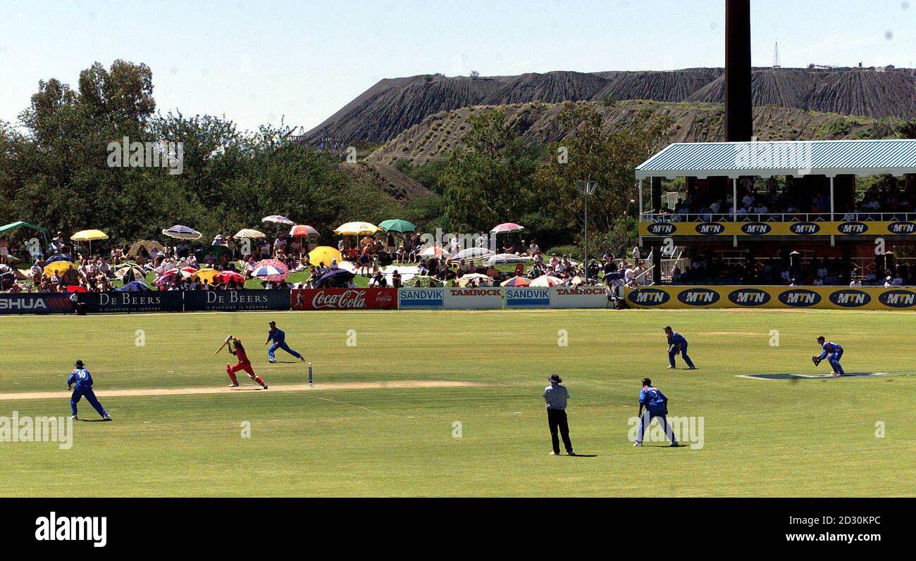 Campo di Inghilterra contro lo Zimbabwe, di fronte ai cumuli di scorie delle miniere di diamanti a Kimberley, durante il One-Day International in Sud Africa. Foto Stock