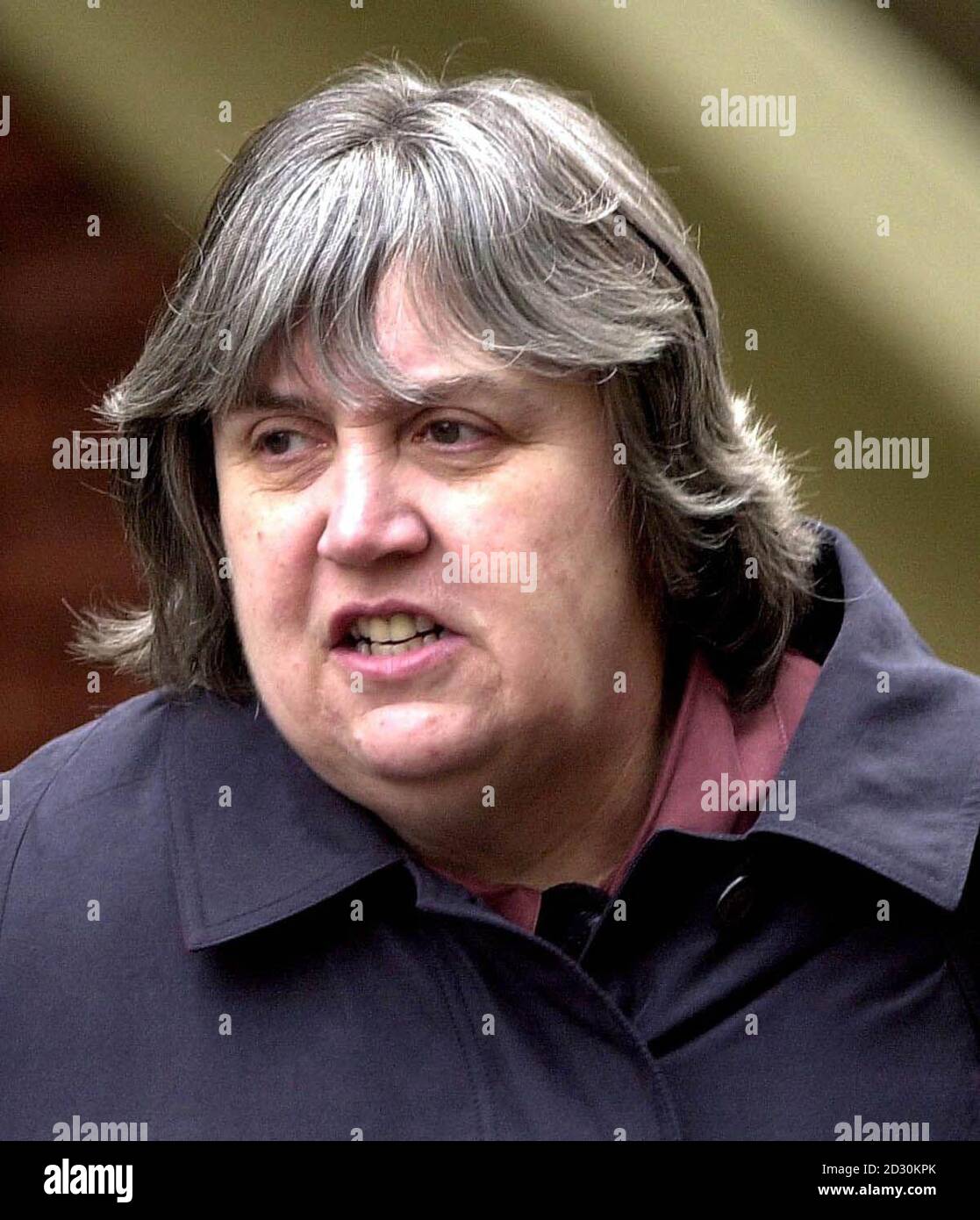 Primrose Shipman, la moglie del dottor Harold Shipman, arriva al Preston Crown Court, mentre la giuria inizia la seconda settimana di deliberazioni sulle accuse contro il marito. Shipman è stato giudicato colpevole dell'assassinio di quindici dei suoi pazienti. * 12/11/01: Si è tenuta un'audizione speciale per decidere se la signora Shipman dovesse fornire prove all'indagine sui crimini del marito. L'inchiesta, che si svolge presso il Municipio di Manchester, che ha il potere di subpoena e che è guidato da Dame Janet Smith, ha tenuto l'audizione speciale per decidere se chiamare la signora Shipman a testimoniare dopo di essa Foto Stock