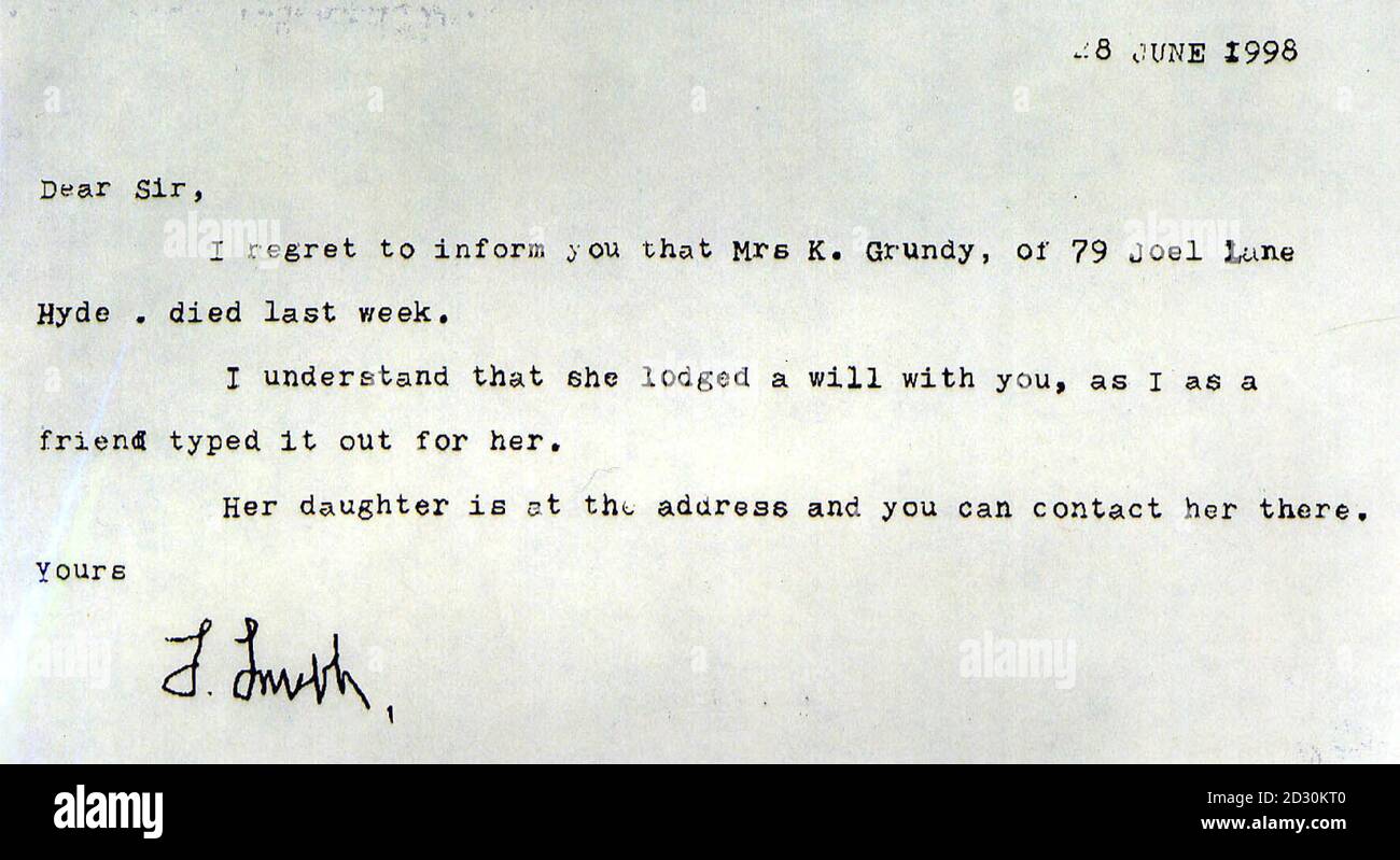 Una lettera falsificata del dottor Harold Shipman che usa il falso nome e la firma di J Smith, riguardante la morte di una paziente di sesso femminile, ex Mayoressa di Hyde di 81 anni, la signora Kathleen Grundy. Shipman è stato ritenuto colpevole di aver ucciso 15 donne anziane. * al Preston Crown Court. Con iniezioni di diamorfina tra marzo 1995 e luglio 1998. Foto Stock