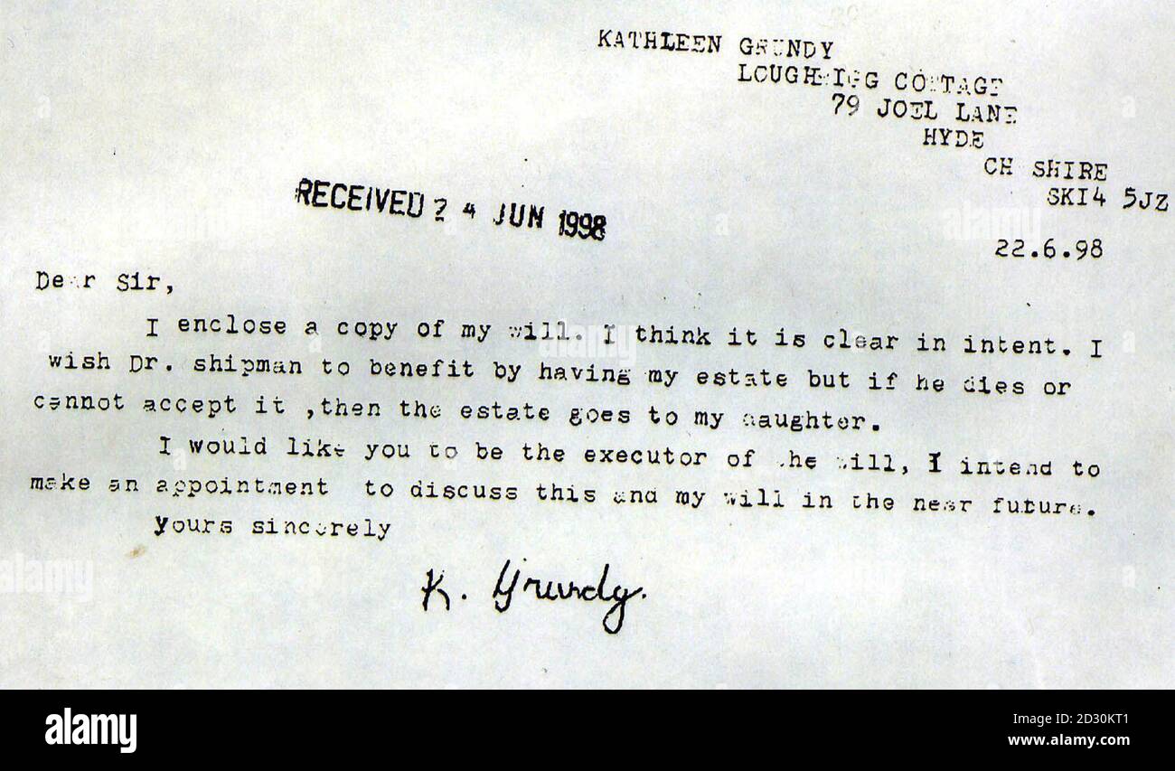 Una lettera forgiata dal dottor Harold Shipman presumibilmente dalla ex Mayoressa di Hyde, Kathleen Grundy, di 81 anni. Il GP Harold Shipman, 54 anni, è stato giudicato colpevole al Preston Crown Court di aver ucciso 15 donne anziane con iniezioni di diamorfina. * tra marzo 1995 e luglio 1998. Foto Stock