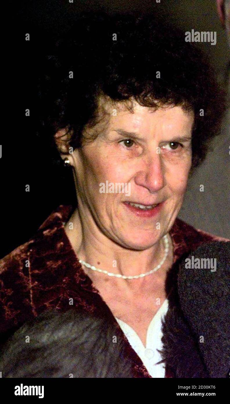 Angela Woodruff, figlia di una delle vittime del dottor Harold Shipman Katheelen Grundy, al di fuori della Preston Crown Court, dove il dottor Shipman è stato dichiarato colpevole di aver ucciso 15 pazienti anziani, con iniezioni letali di diamorfina tra marzo 1995 e luglio 1998. Foto Stock