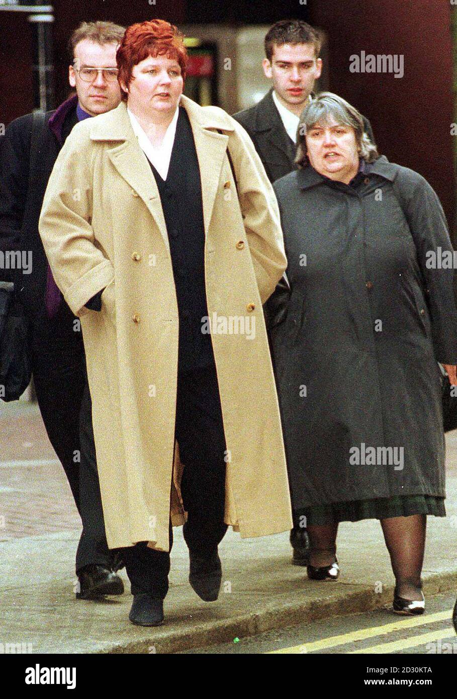 La moglie del dottor Harold Shipman, Primrose (R) arriva a Preston Crown Court con i suoi due figli Christopher (L) e David, dove il dottor Shipman è stato ritenuto colpevole di aver ucciso 15 pazienti anziani, con iniezioni letali di diamorfina. * tra marzo 1995 e luglio 1998. Foto Stock