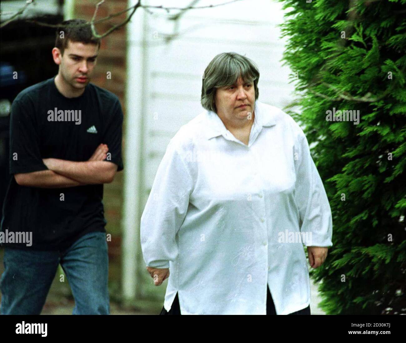 Primrose Shipman, la moglie dell'assassino condannato Harold Shipman, fuori dalla sua casa a Mottram, Greater Manchester, dove si rifiutò di commentare, come è emersa dalla sua casa con suo figlio David, 20 anni. Foto Stock