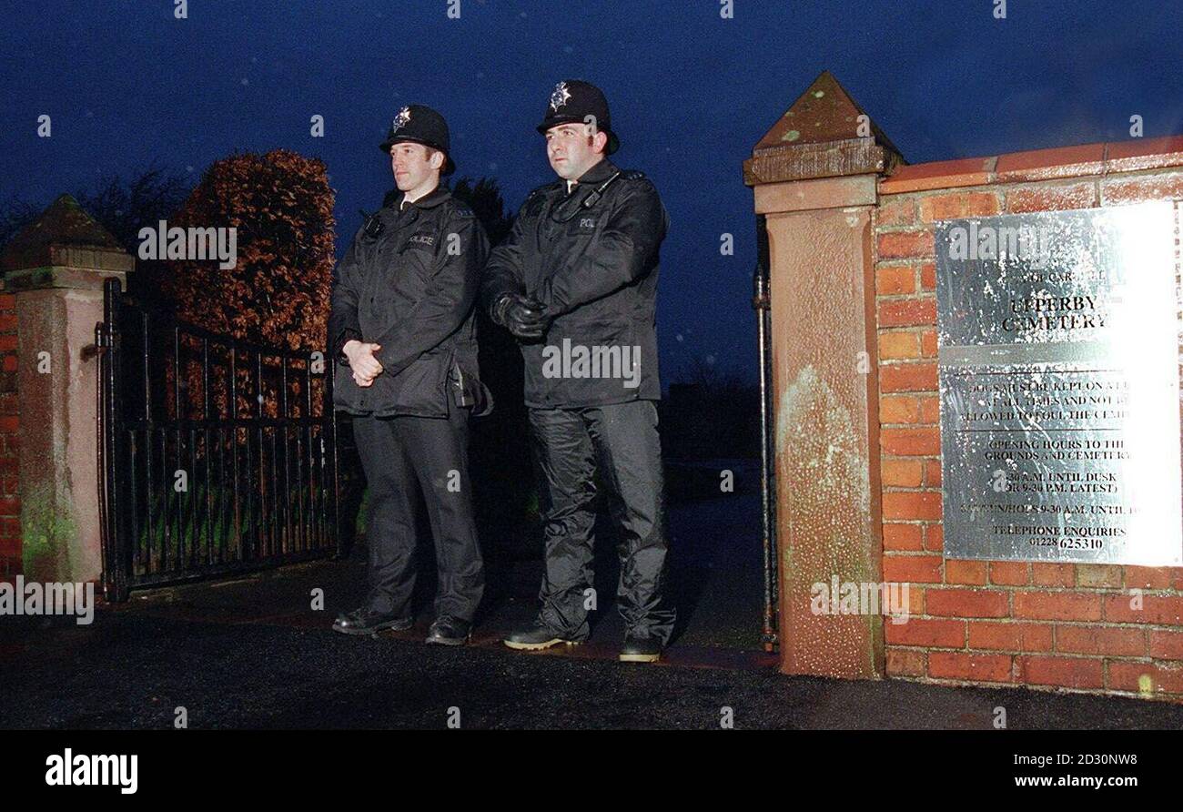 Ufficiali di polizia al di fuori del cimitero di Upperby, Carlisle, come parte delle indagini sulla morte di cinque dei pazienti di un GP. I resti di uno di loro, Kier Hamilton, 18 anni, di Carlisle, Cumbria, sono stati esumati dal cimitero. * ...per i campioni forensi da prelevare. Il medico di Hamilton, il GP di famiglia John Gordon, 50 anni, è stato arrestato dalla polizia di Cumbria in febbraio tra le accuse che stava prescrivendo il metadone sostitutivo dell'eroina. Foto Stock