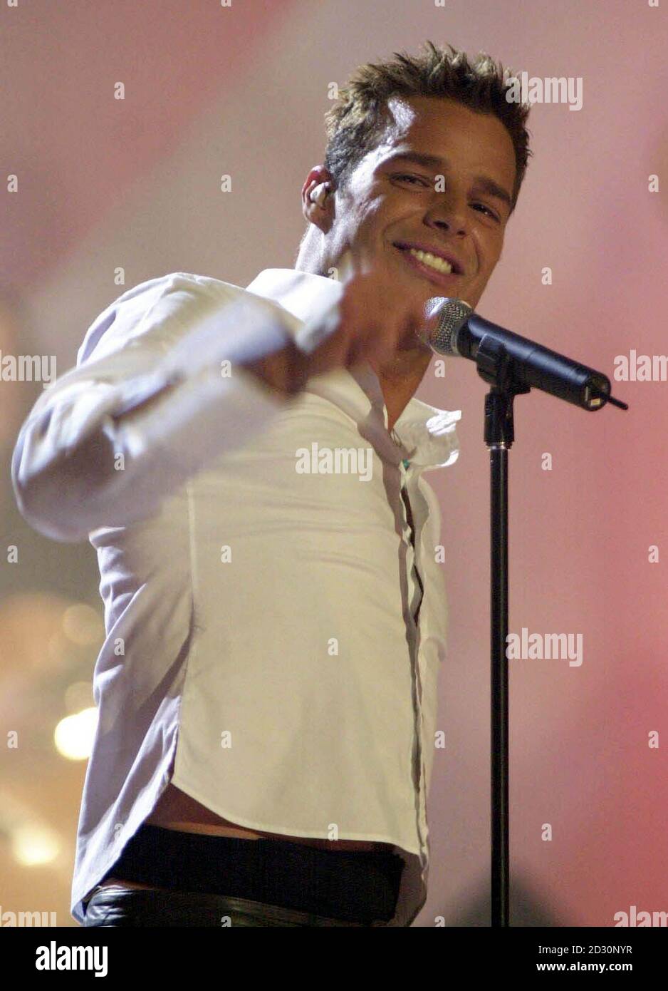 Il cantante pop latino Ricky Martin canta ai Bris Awards 2000 a Earls Court, a ovest di Londra. Foto Stock