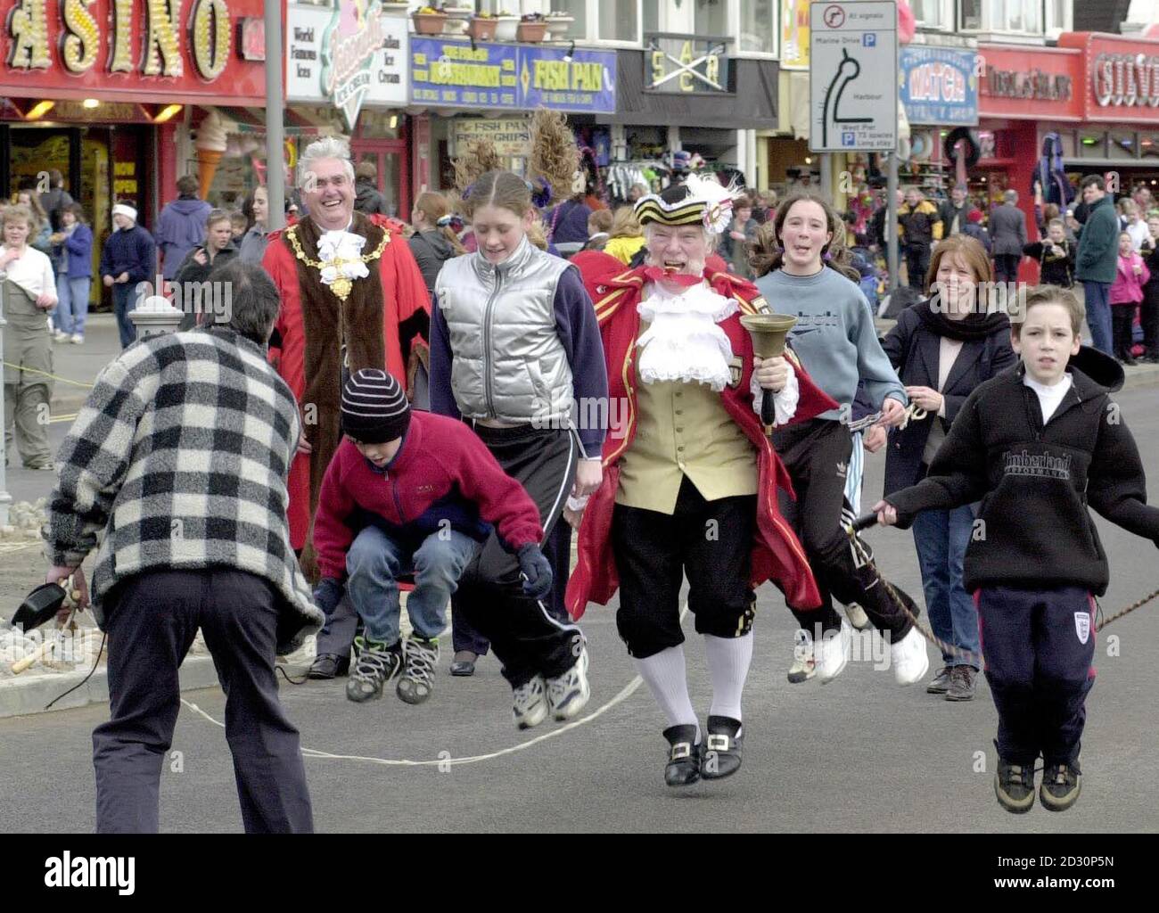 Seguendo le vecchie tradizioni, il sindaco di Scarborough Harry Dixon (a destra) e Town Crier Alan Booth si uniscono gli scolari in città per il loro tradizionale salto di martedì di Shrove lungo il fronte mare. * la strada principale è chiusa mentre i bambini continuano la tradizione che risale fino a quando qualcuno ricorda e quest'anno le scuole locali sono state chiuse per il giorno per dare a più giovani la possibilità di unirsi. Foto Stock