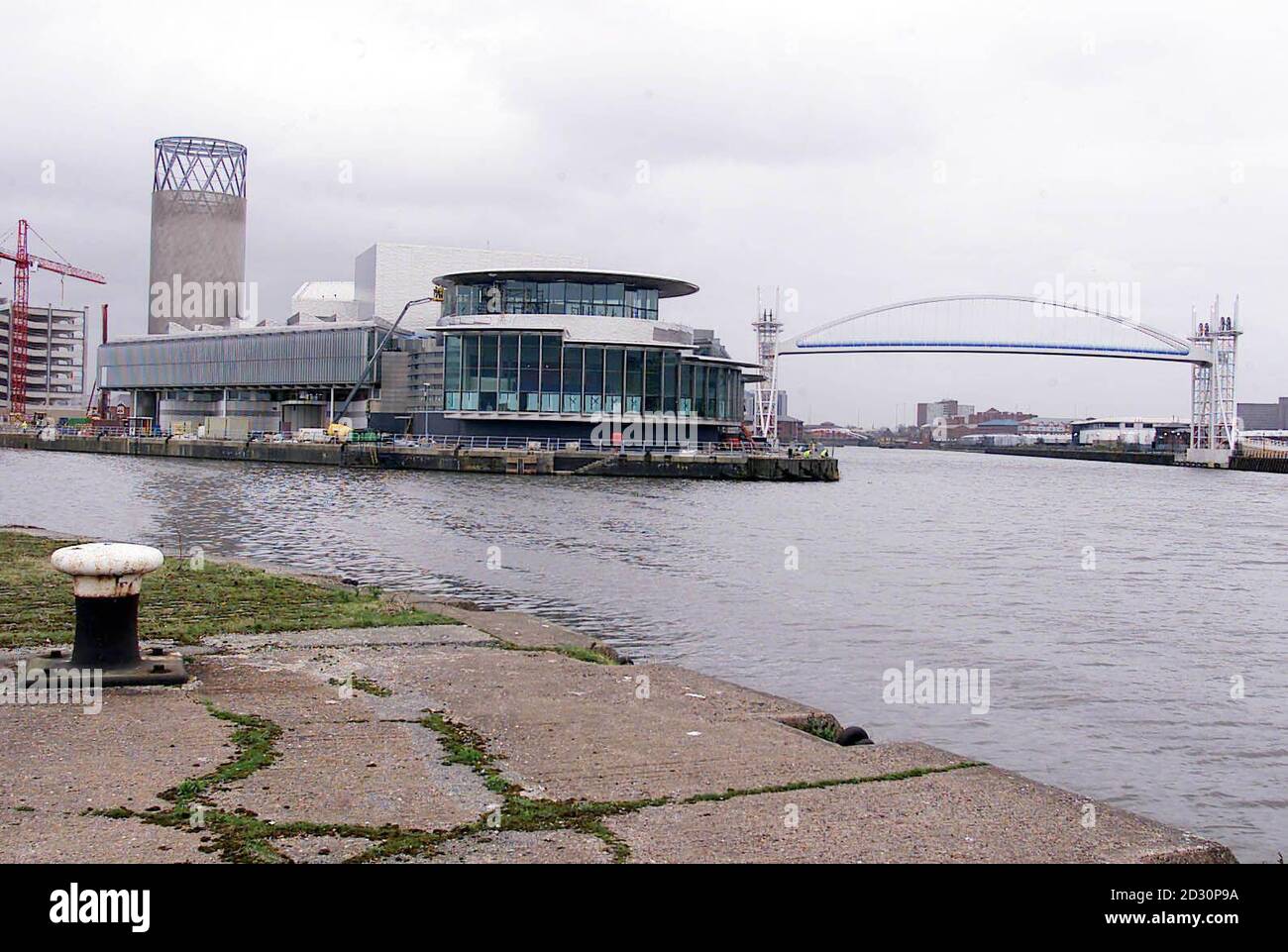 Il Centro Lowry sul canale delle navi di Manchester a Salford Quays, che sarà il primo centro espositivo appositamente costruito per le opere dell'artista di Salford L.S. Lowry, oltre a fornire spazio per teatro e danza. Foto Stock